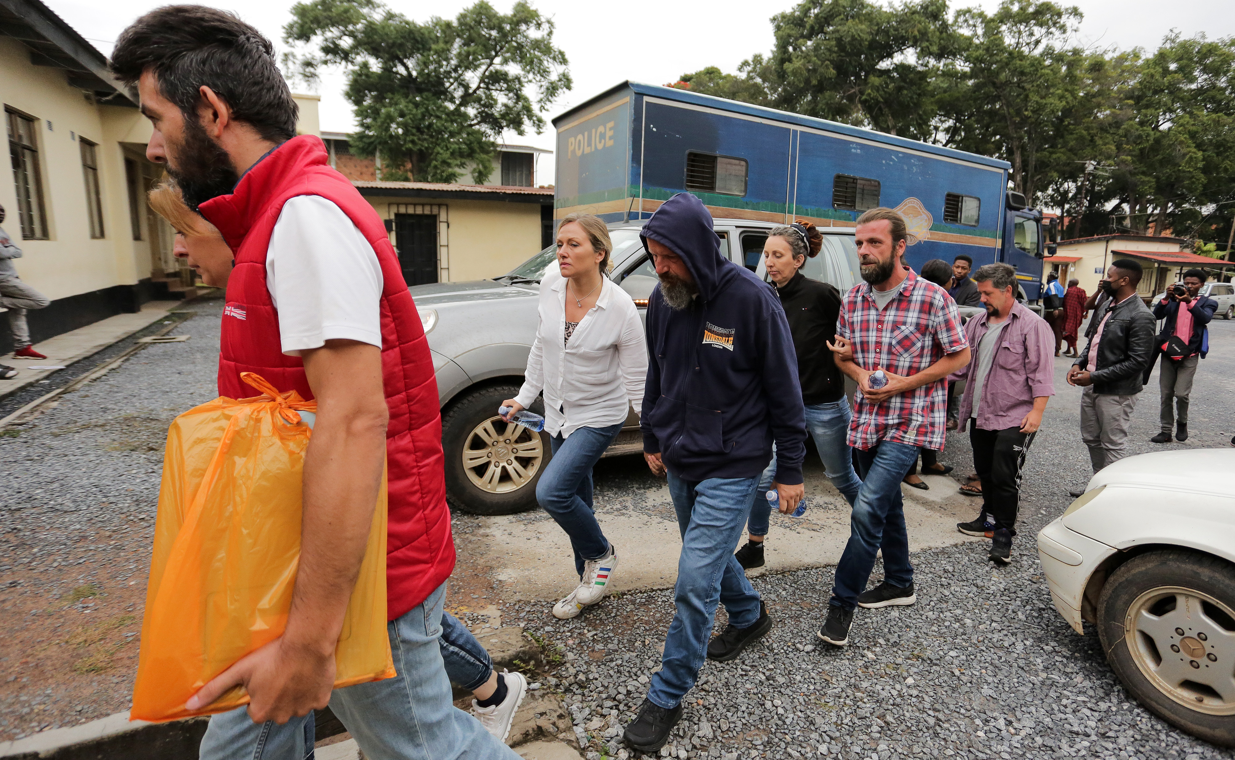 Hrvatski državljani dolaze na sud u Ndoli