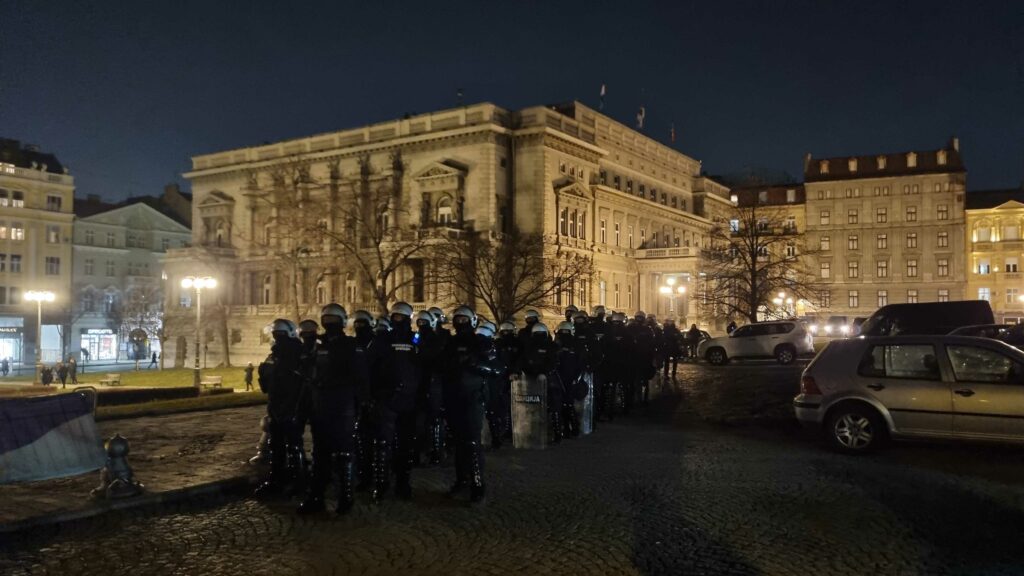 1676491220-1676487658-policija-protest-1024x576.jpg