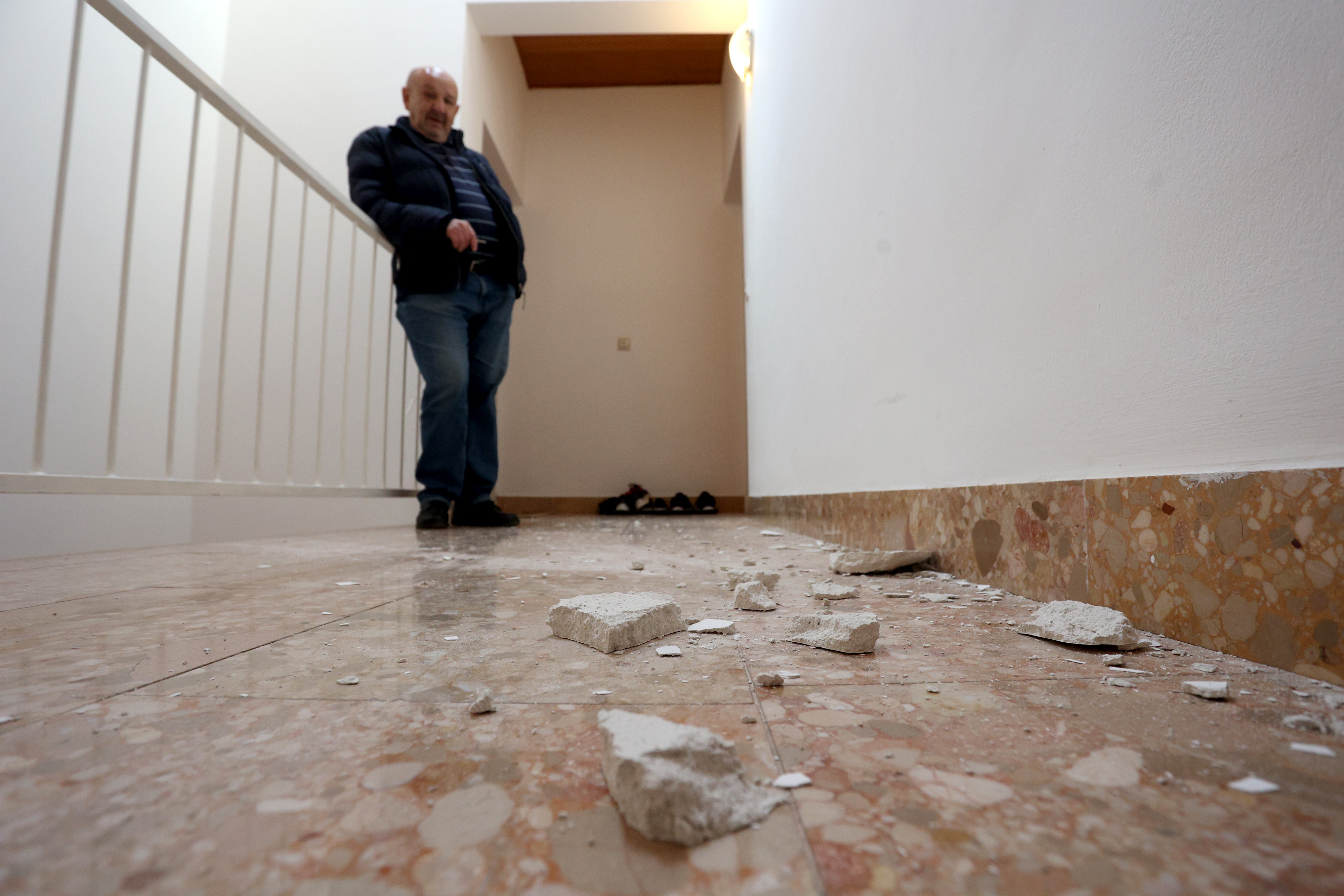 Punat: Nakon potresa s dvokatnice pao dio žbuke