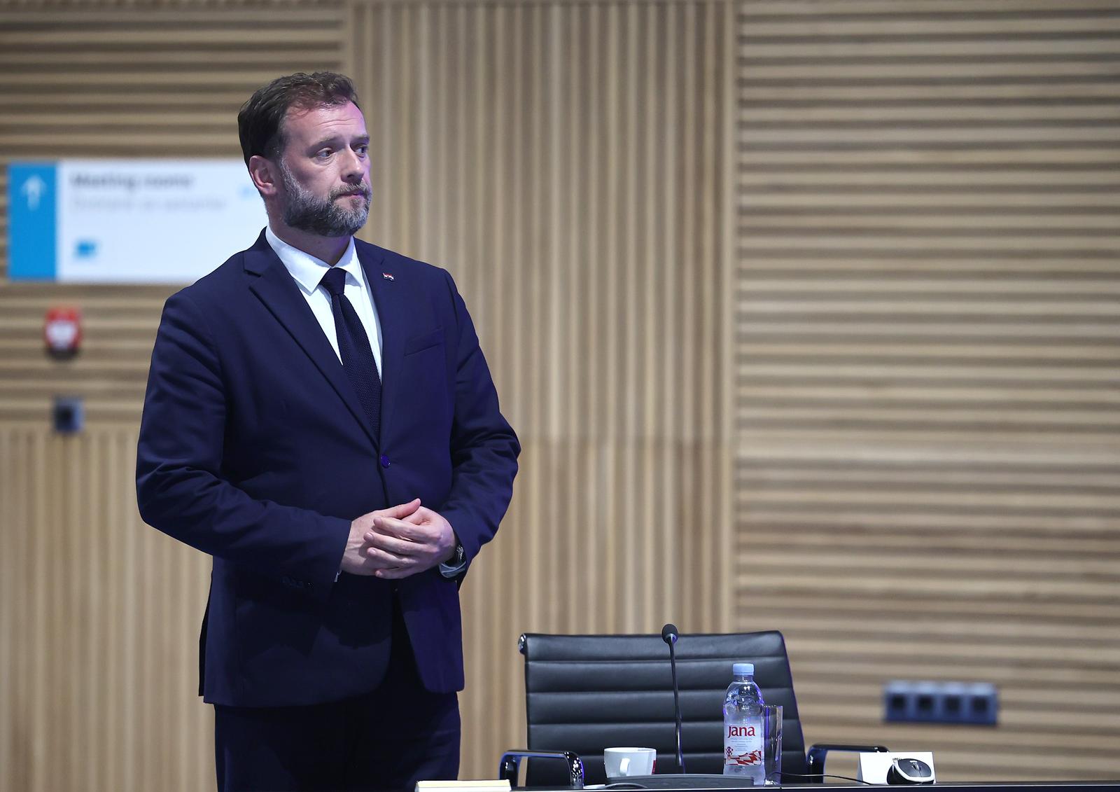 Zagreb: Predsjednik Vlade predsjedao je sastankom Međuresorne radne skupine za provedbu aktivnosti s ciljem pristupanja Republike Hrvatske Schengenskom prostoru