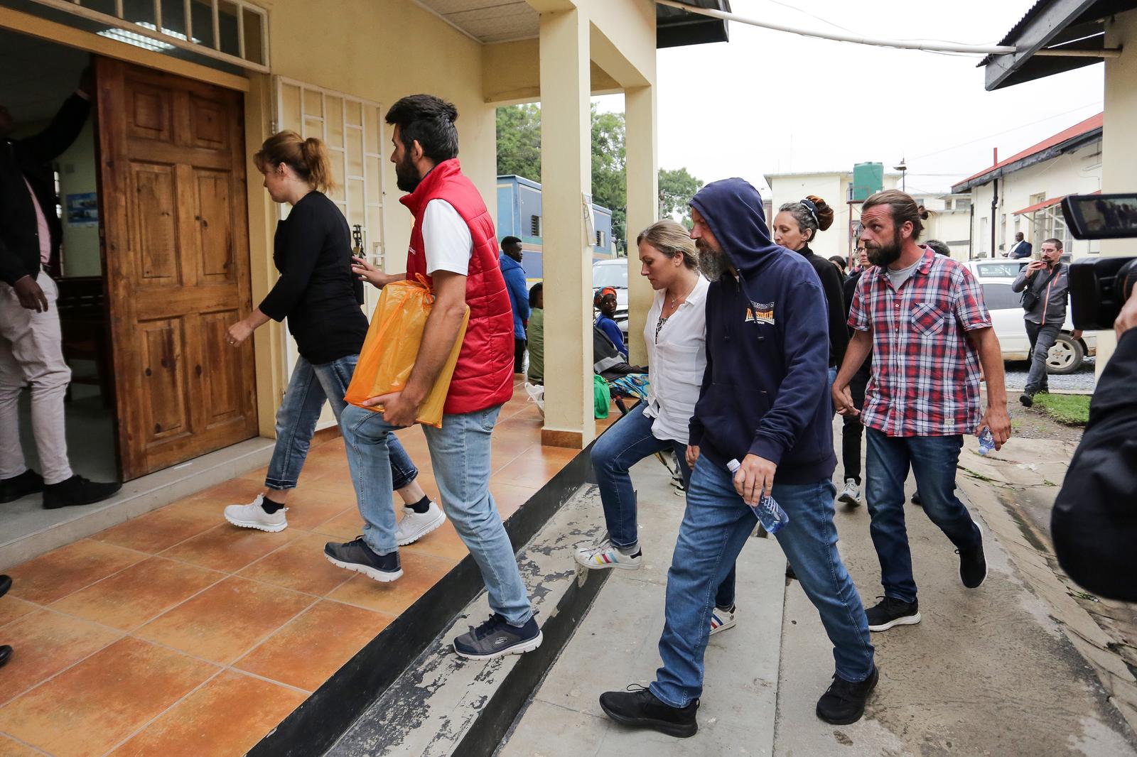 Hrvatski državljani dolaze na sud u Ndoli