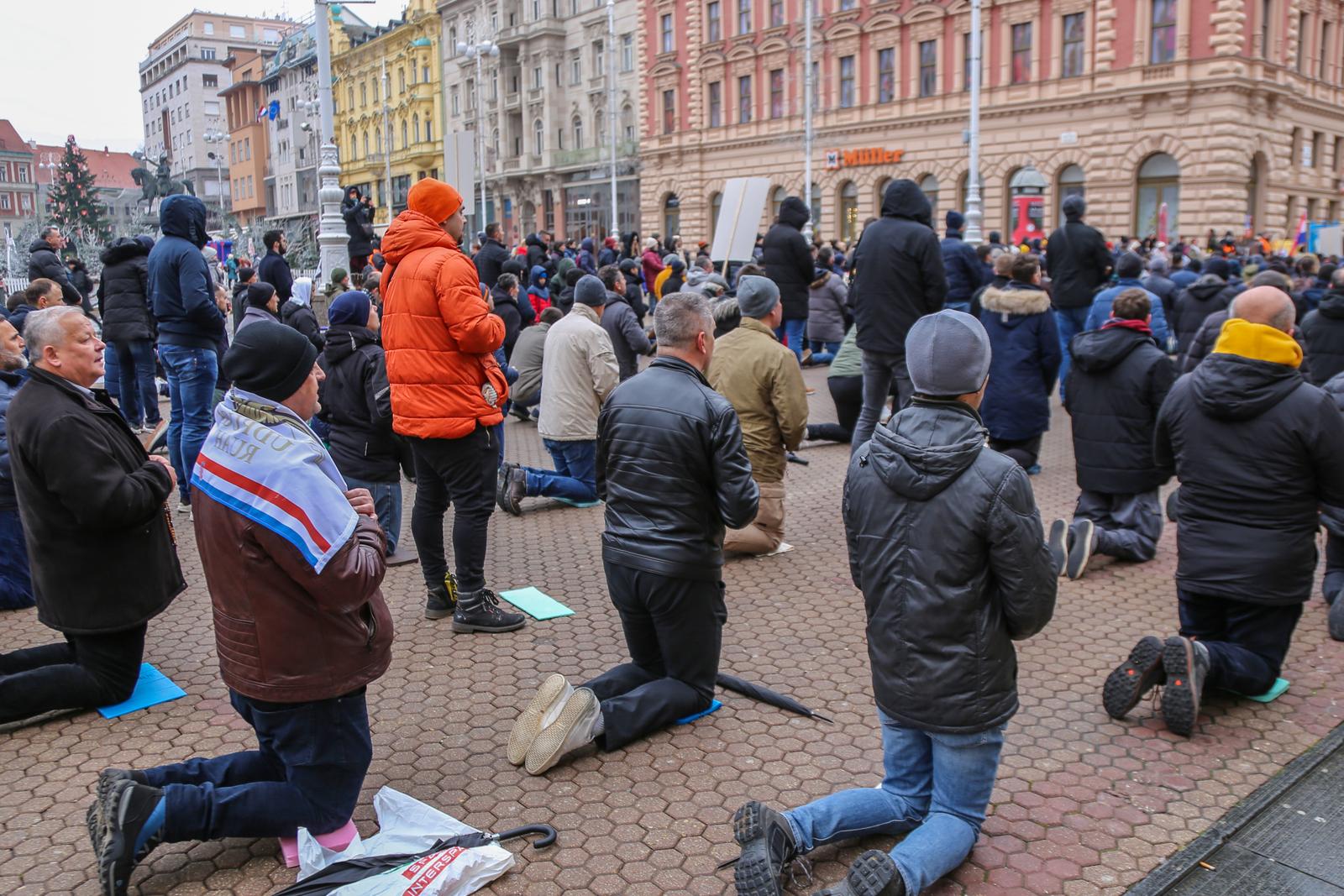 Zagreb: Muškarci na Trgu bana Josipa Jelačića molili krunicu