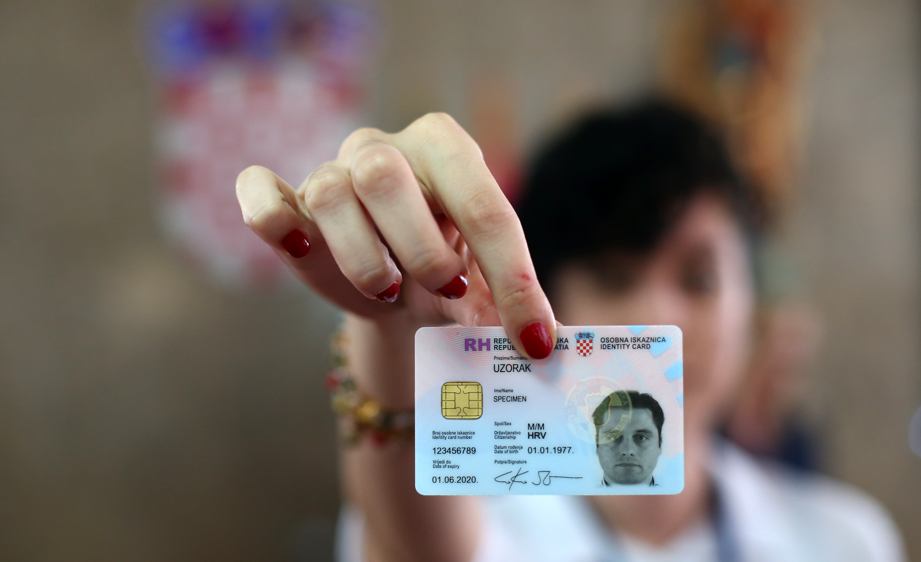 Zagreb: Ministar Ranko Ostoji? predstavio novu elektroni?ku osobnu iskaznicu