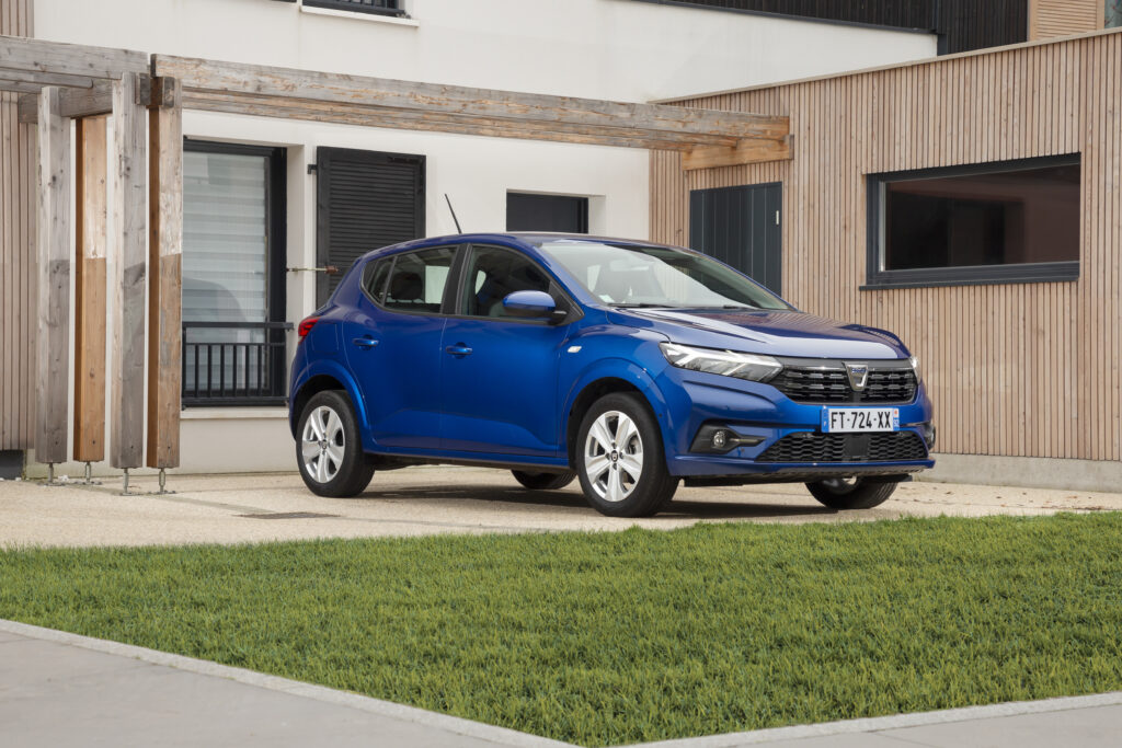 1676895351-2020_-_New_Dacia_SANDERO_tests_drive-1024x683.jpeg