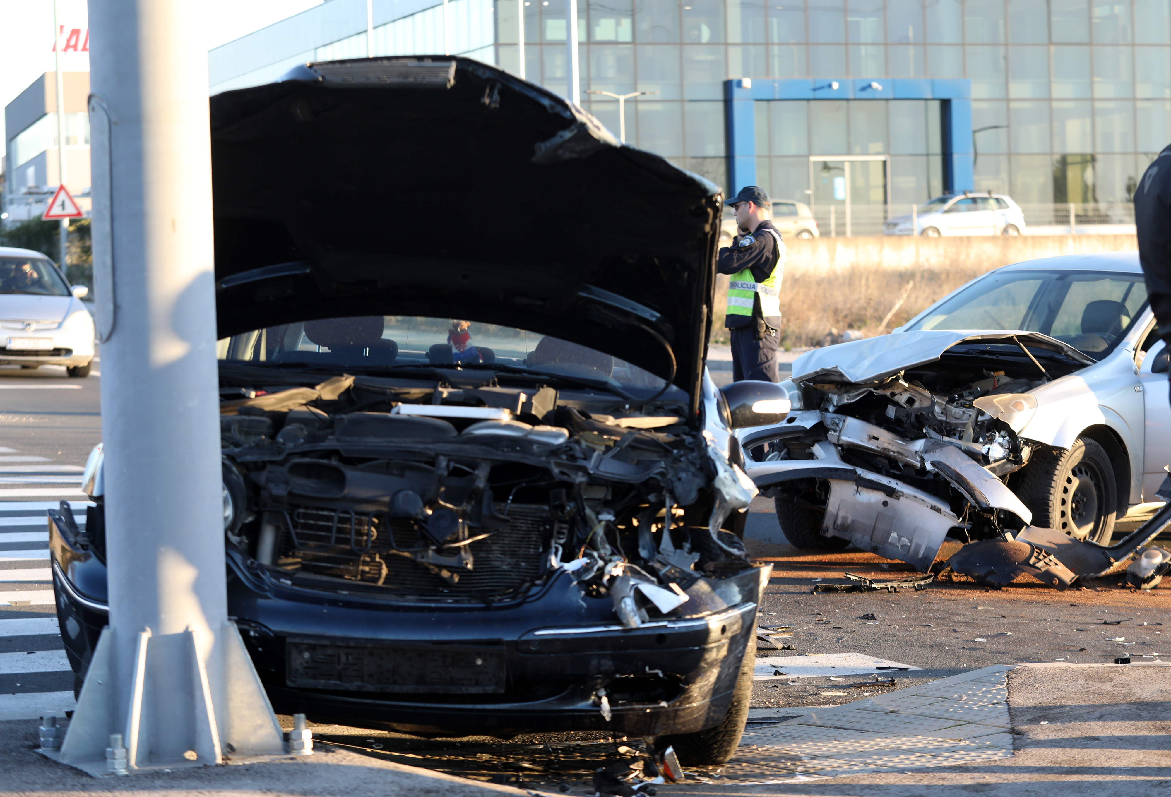 Šibenik: Jedna osoba ozlijeđena u sudaru dva automobila