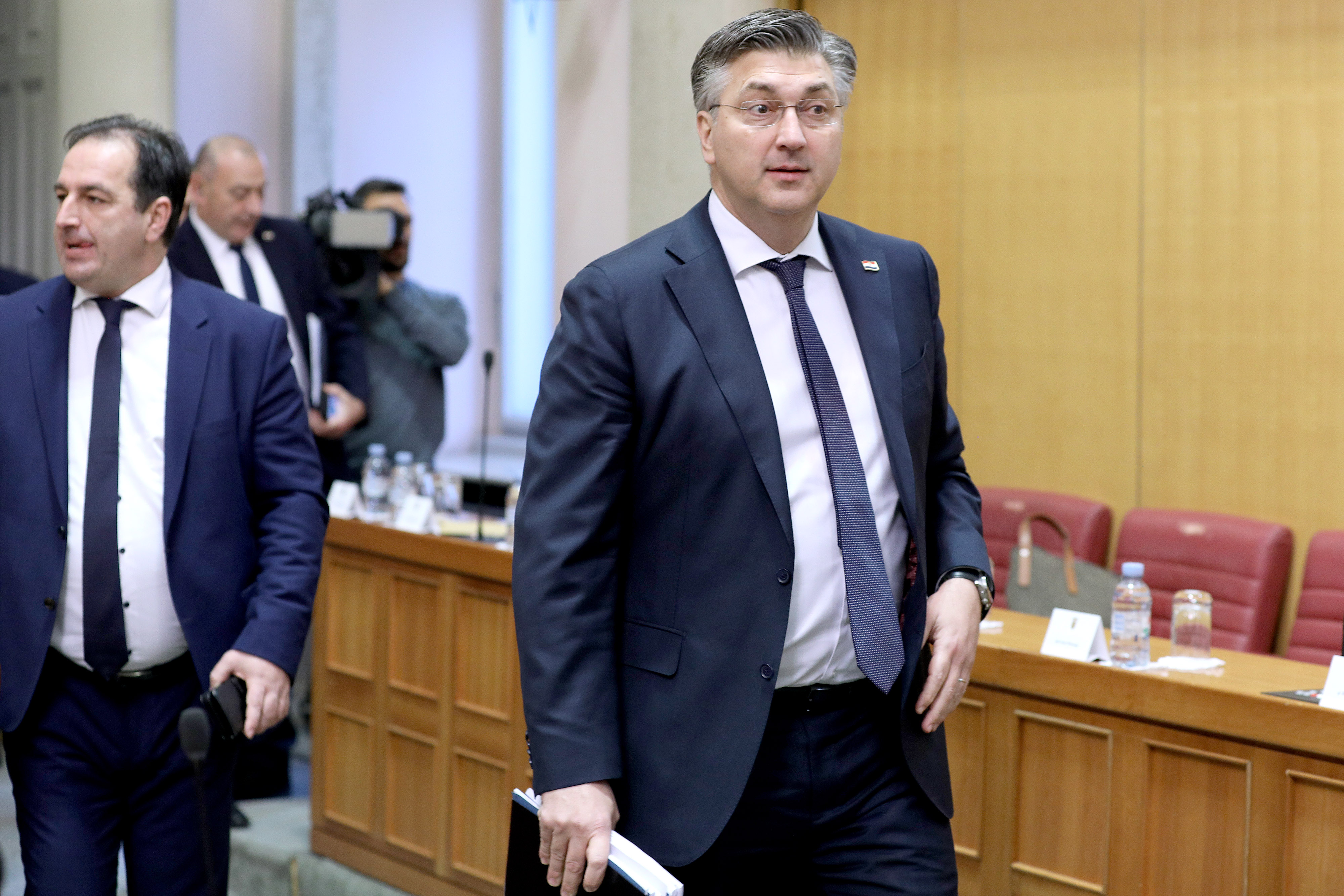 Zagreb: Svađama i vrijeđanjem započela 15. sjednica Hrvatskoga sabora