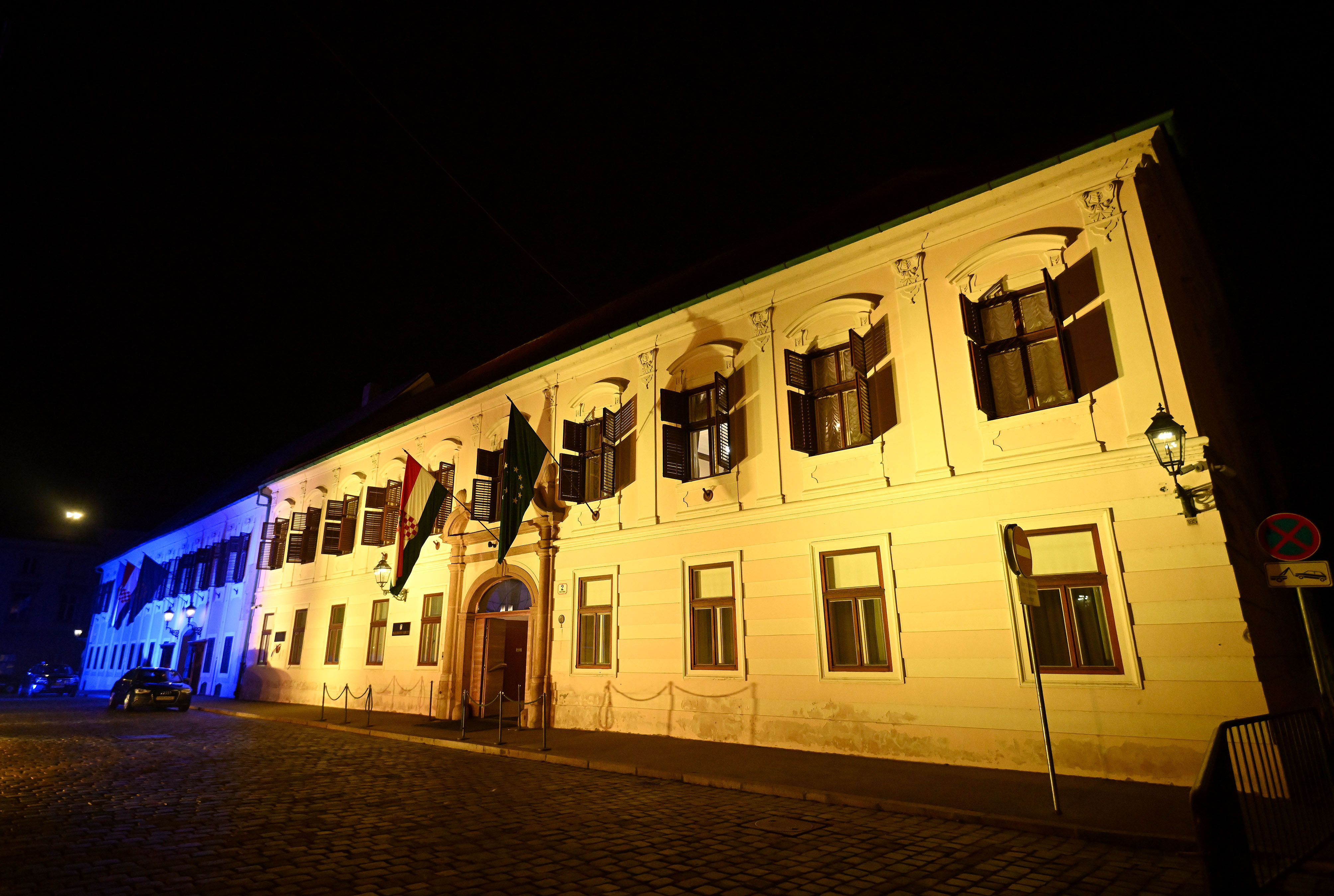 Zagreb: Zgrada Vlade u bojama ukrajinske zastave povodom prve obljetnice rata u Ukrajini