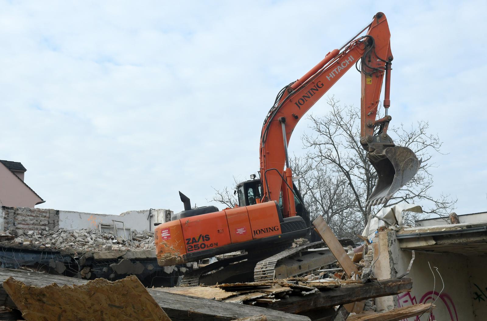 Sisak: Rušenje kuće oštećene u potresu