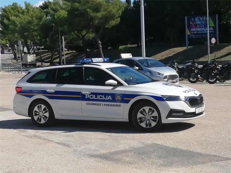 policijski auto, policija, rotacija, policija dnevna