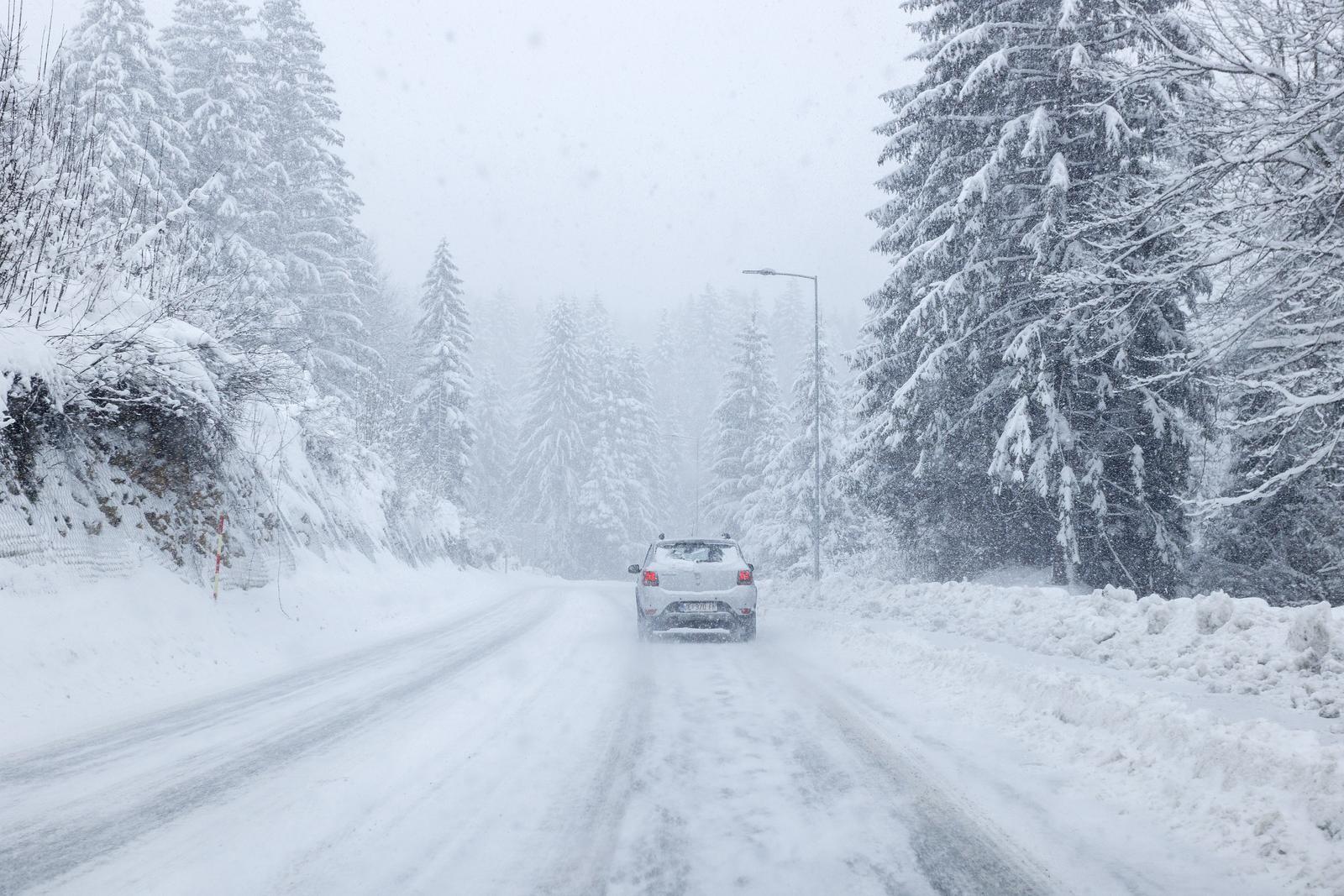 Tijekom popodnevnih sati u Gorskom Kotaru počeo je padati snijeg