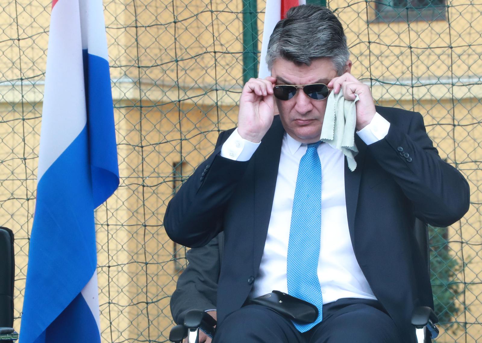 Zagreb: Predsjednik Milanović dobro očistio naočale prije promocije časnika