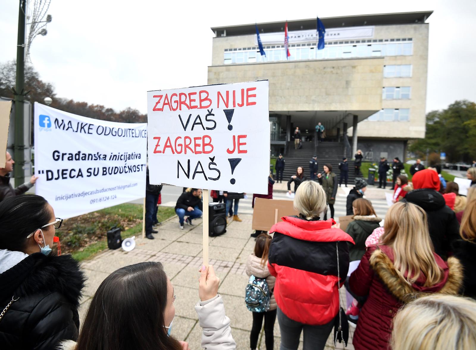 Zagreb: Prosvjed ispred Gradskog poglavarstva zbog ukidanja mjere roditelj odgojitelj
