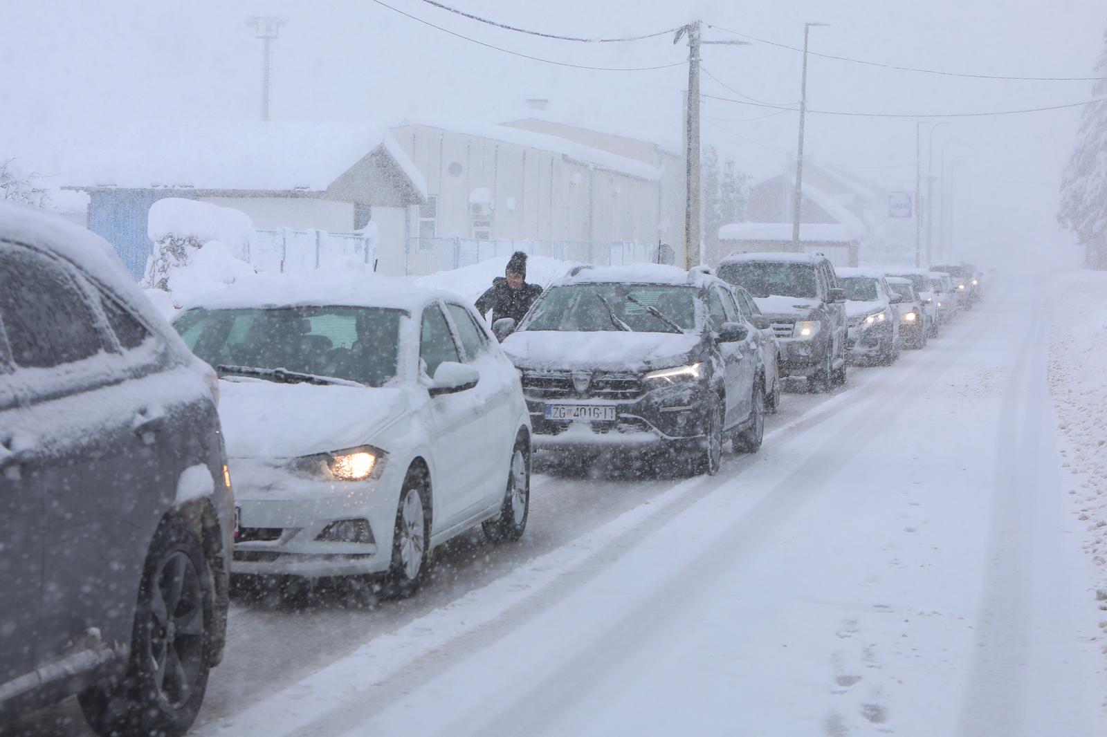 Putnici krenuli iz Gospica prema Gracacu