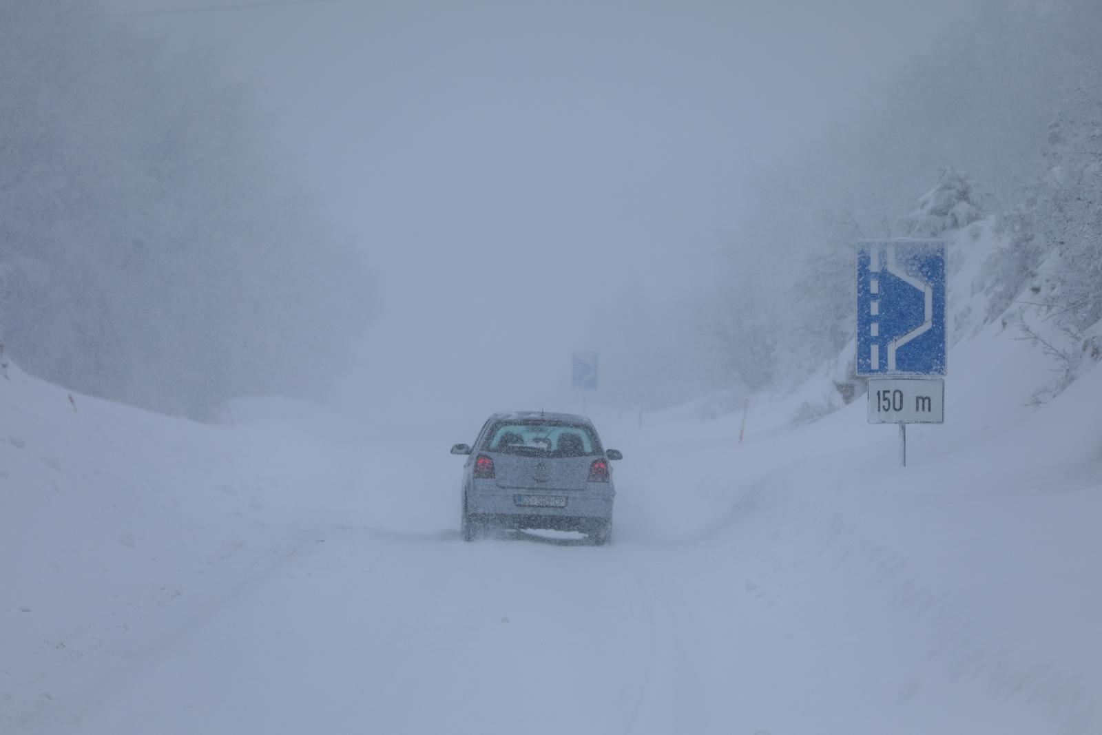 Zimski uvjeti na cestama diljem Like