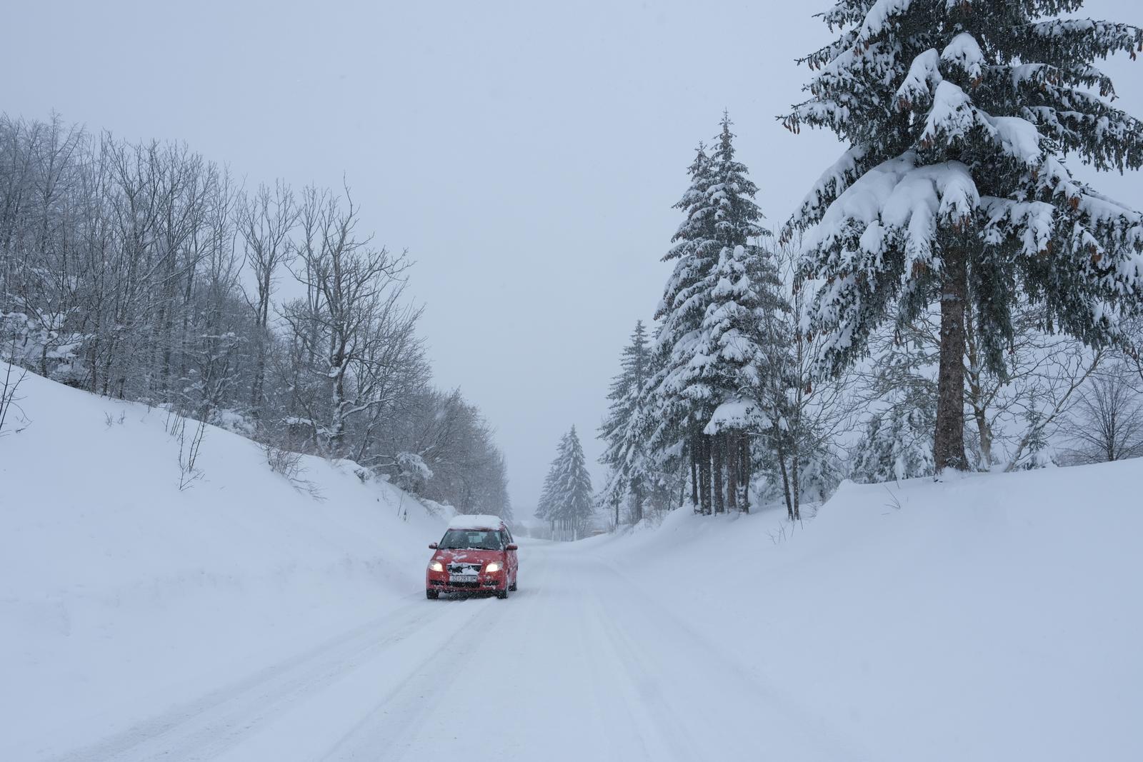 Zimski uvjeti na cestama diljem Like