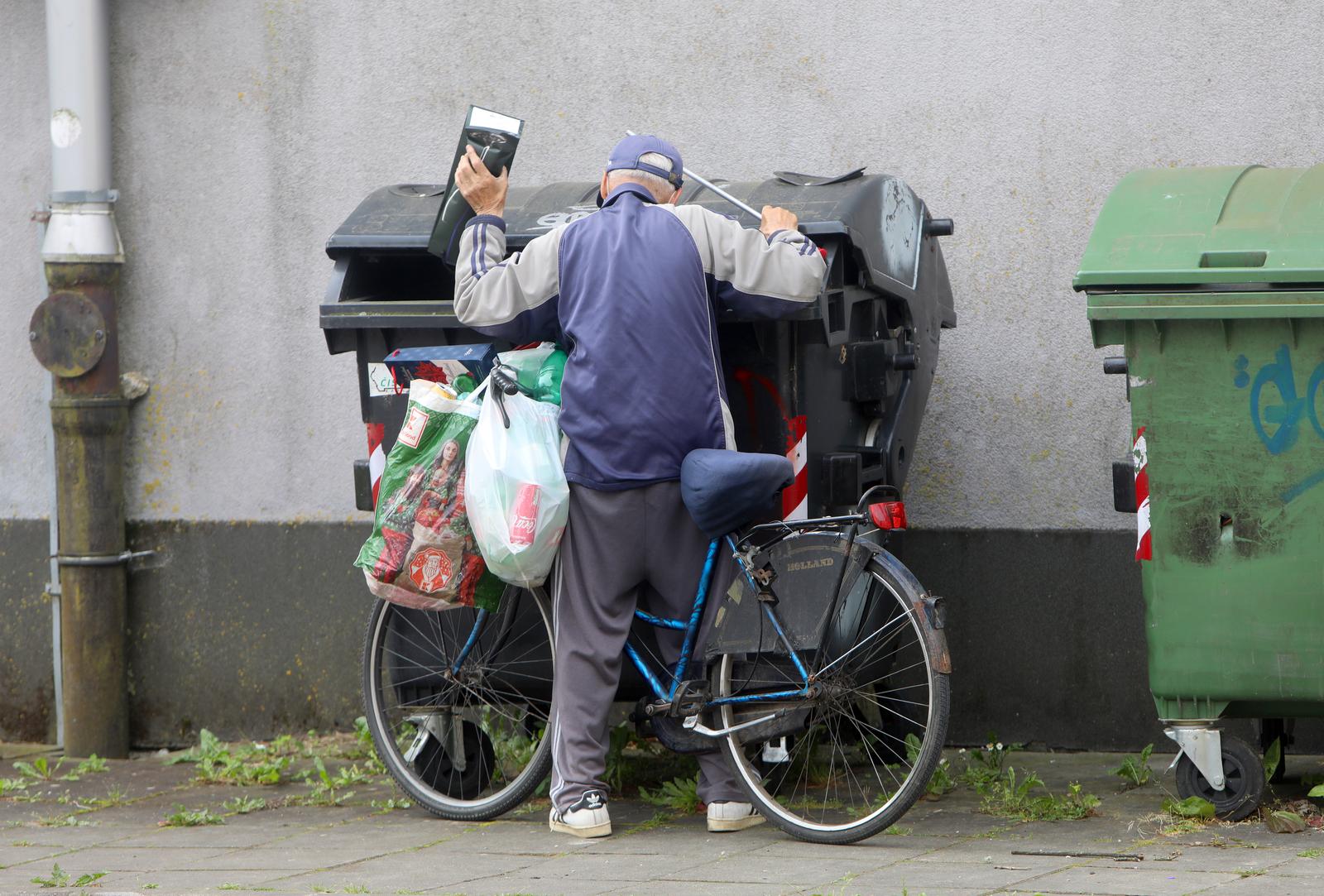 Umirovljenik kopa po kontejneru