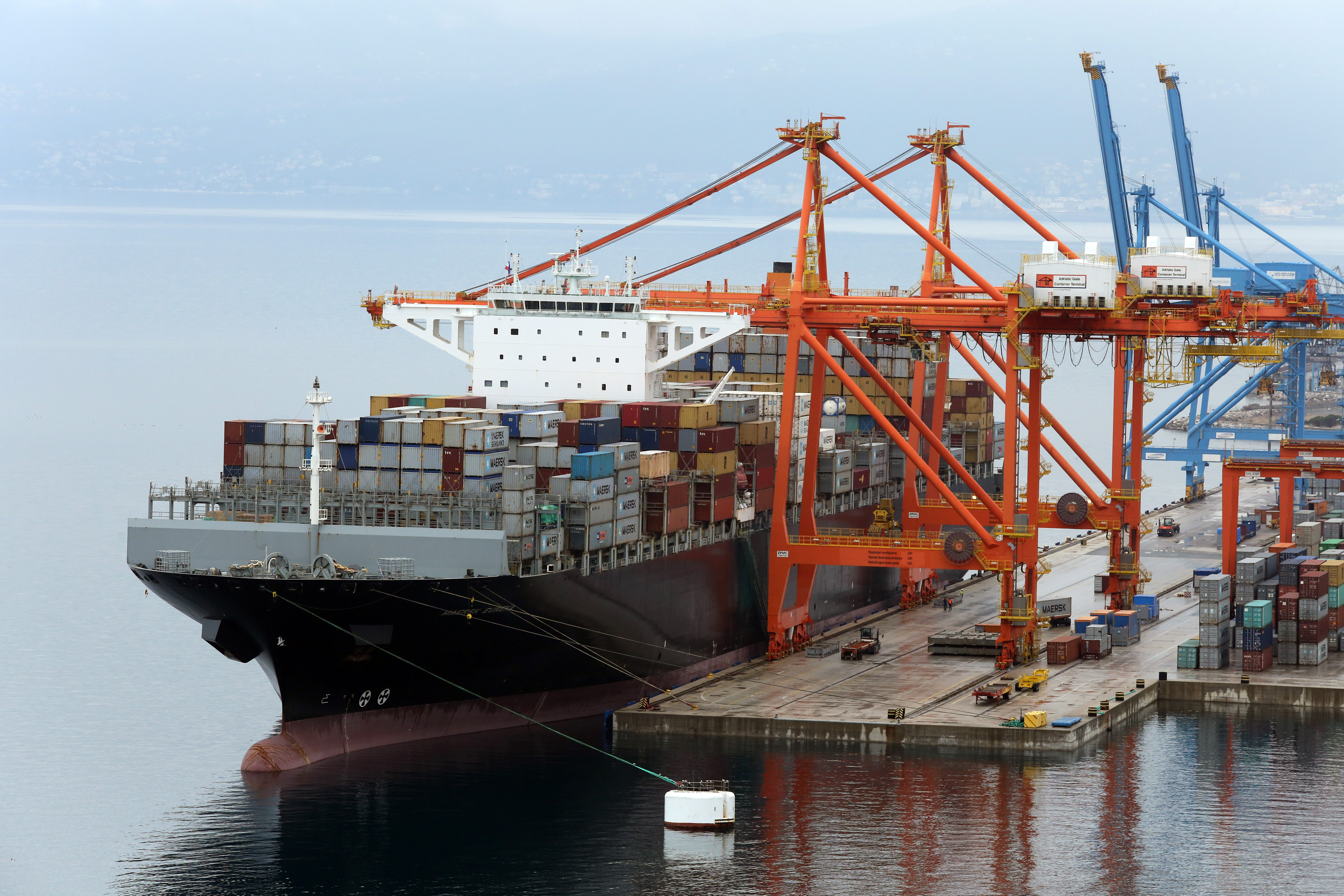 Rijeka: Kontejnerski brod Maersk Eureka iskrcava kontejnere na Brajdici