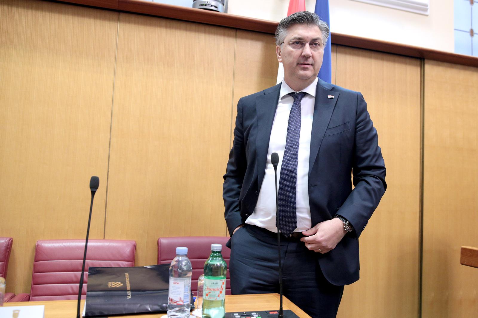 Zagreb: Svađama i vrijeđanjem započela 15. sjednica Hrvatskoga sabora