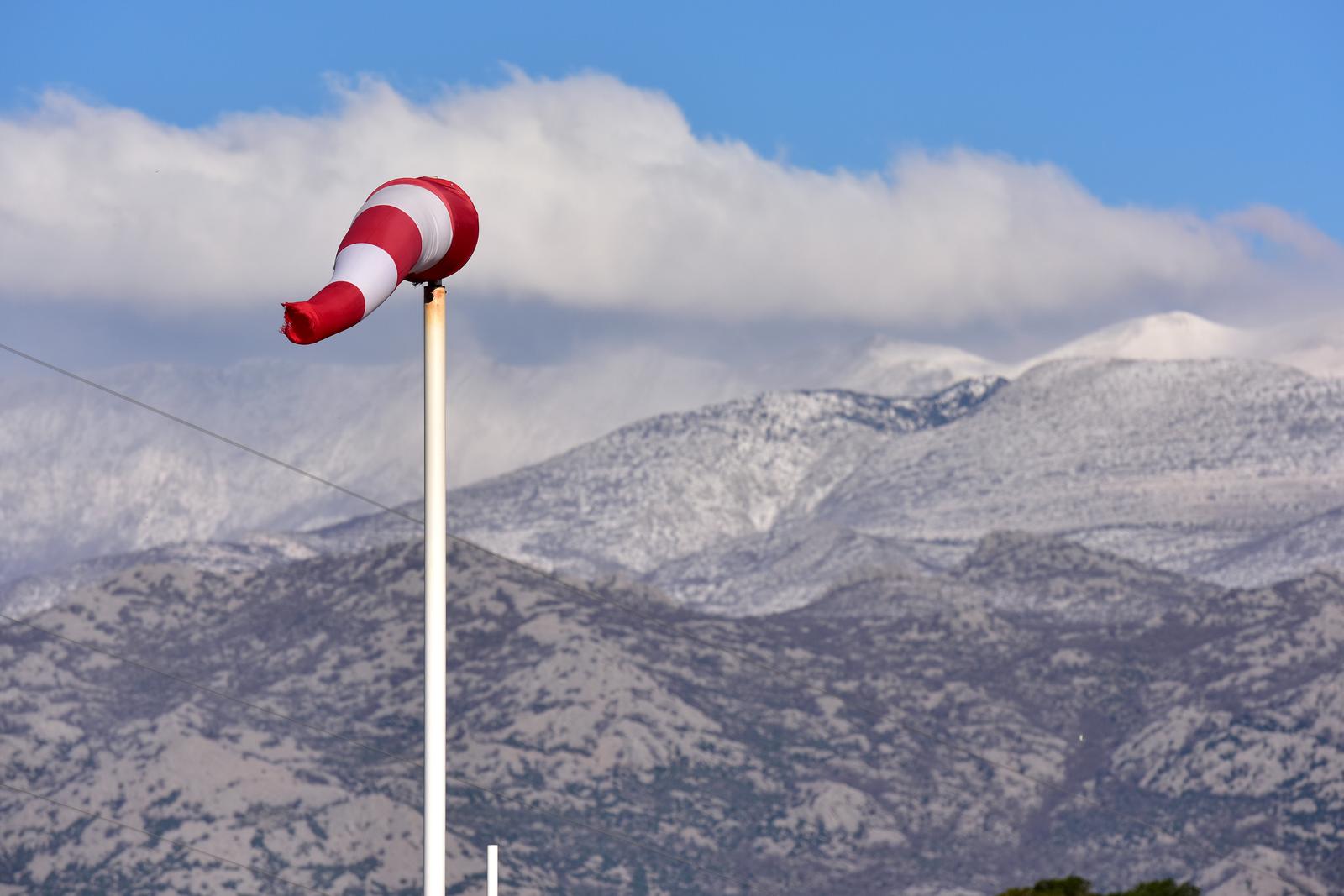 Jaka bura, vjetar, vjetromjer