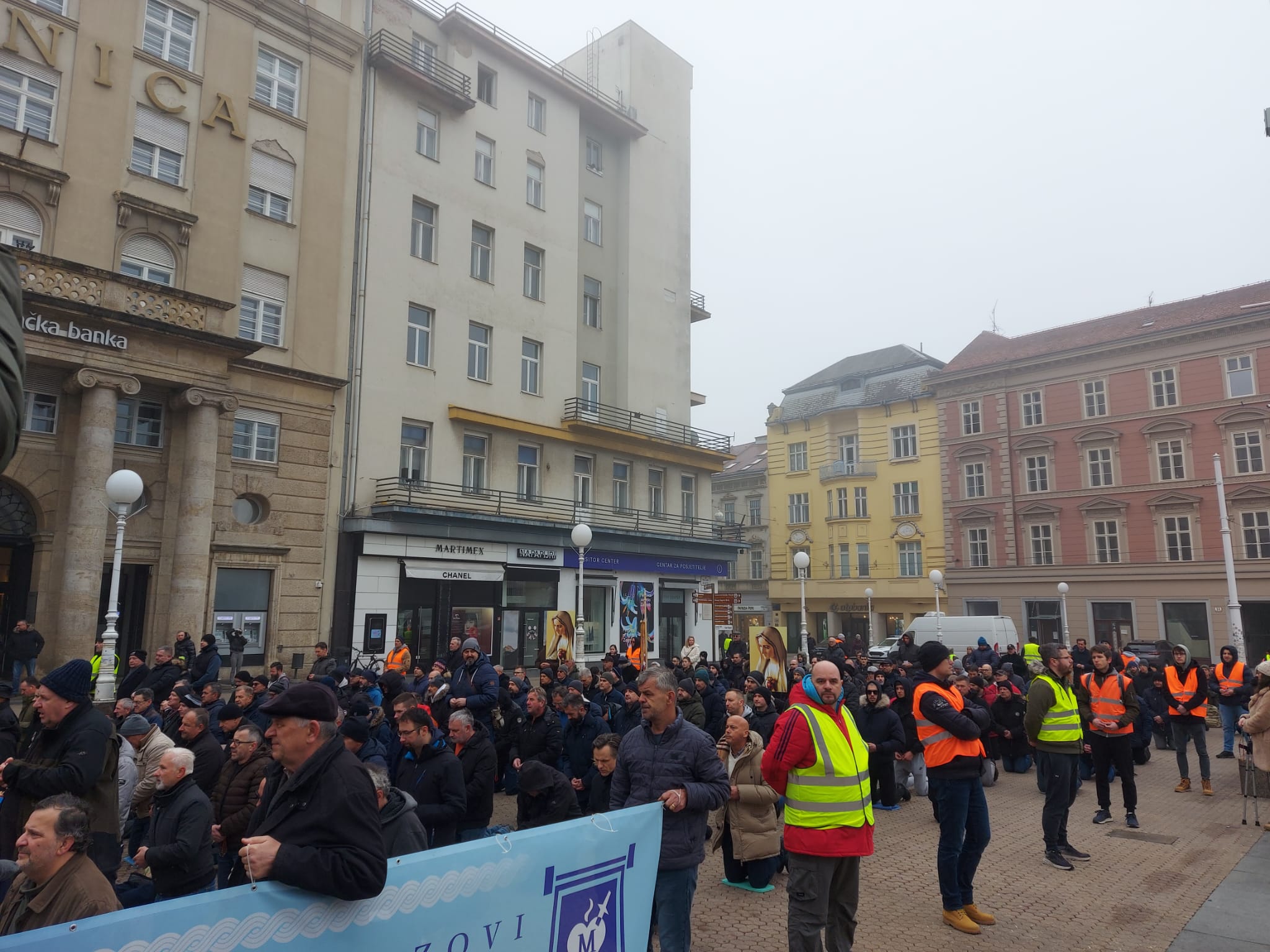 trg, krunica, muškarci