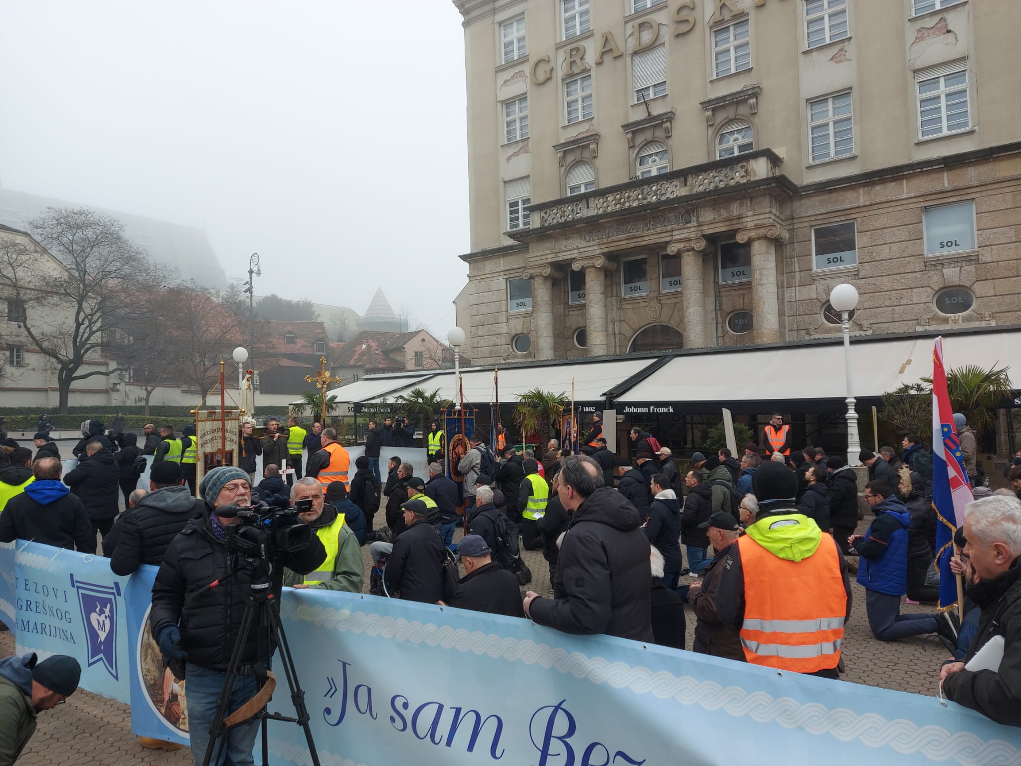 trg, krunica, muškarci