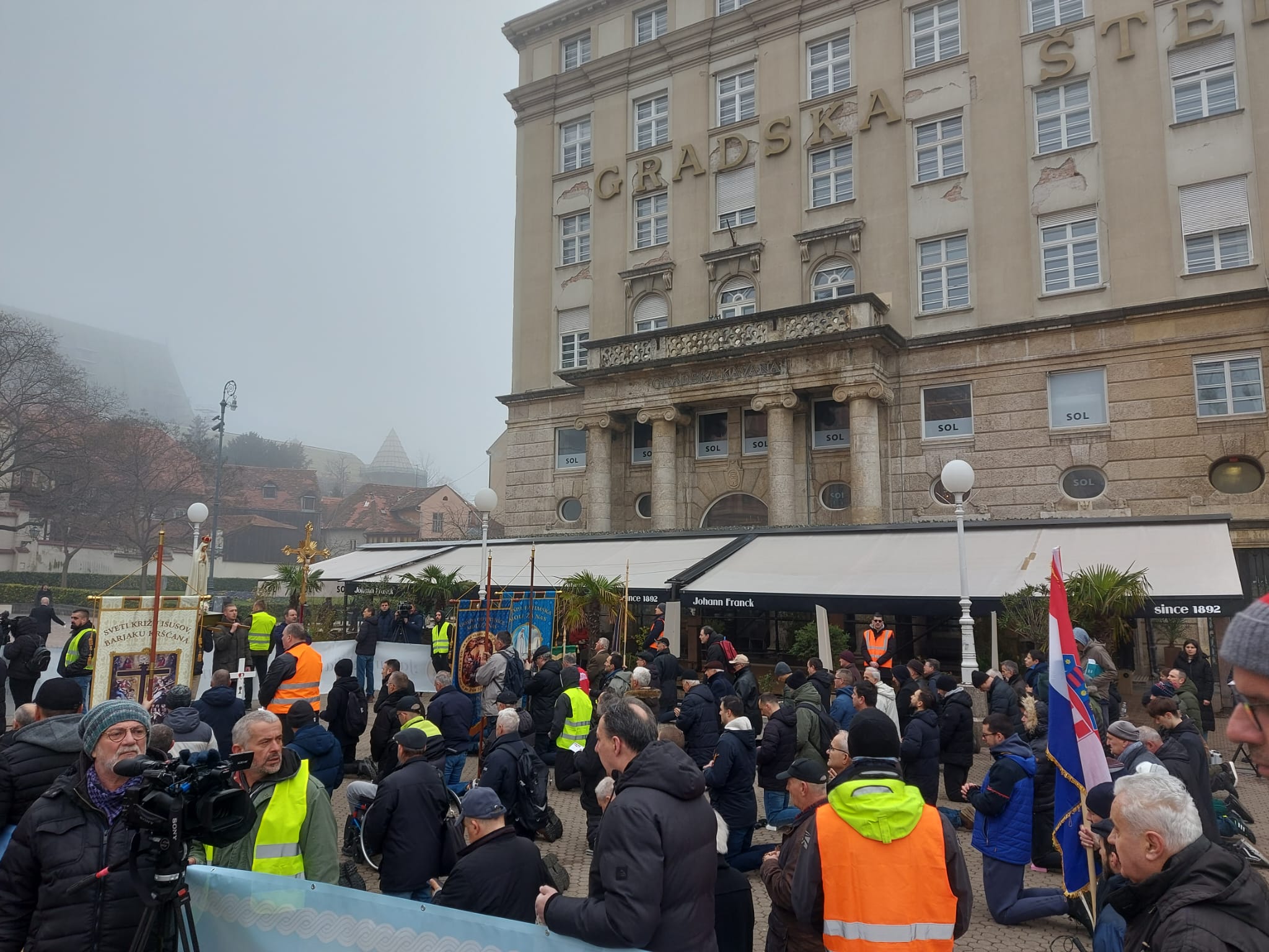 trg, krunica, muškarci