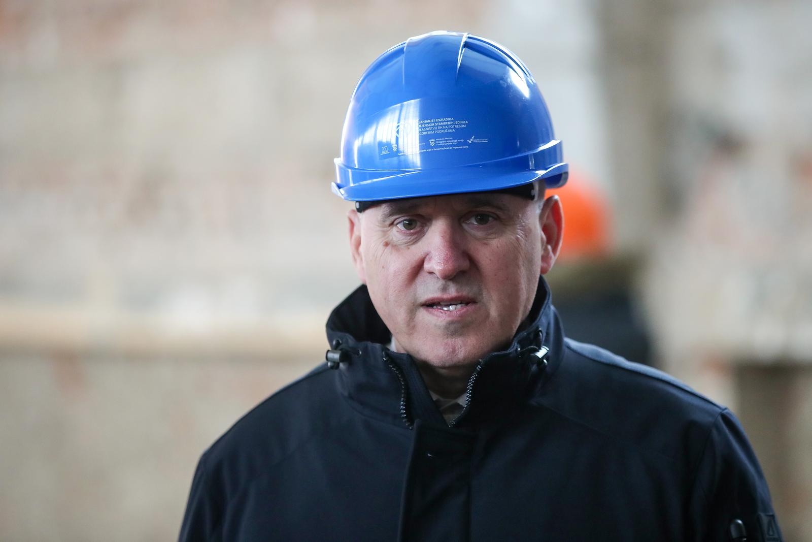 Glina: Ministrica Vučković i ministar Bačić obišli radove na obnovi Srednje škole Glina