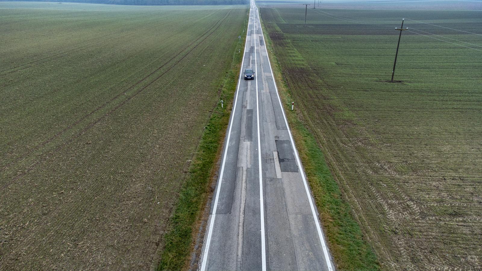 Pogled iz zraka na državnu cestu  D2 na dionici Vukovar - Ilok koja je puna zakrpa