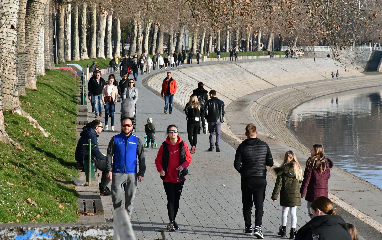 Slavonski Brod: Građani uživaju u suncem okupanom danu