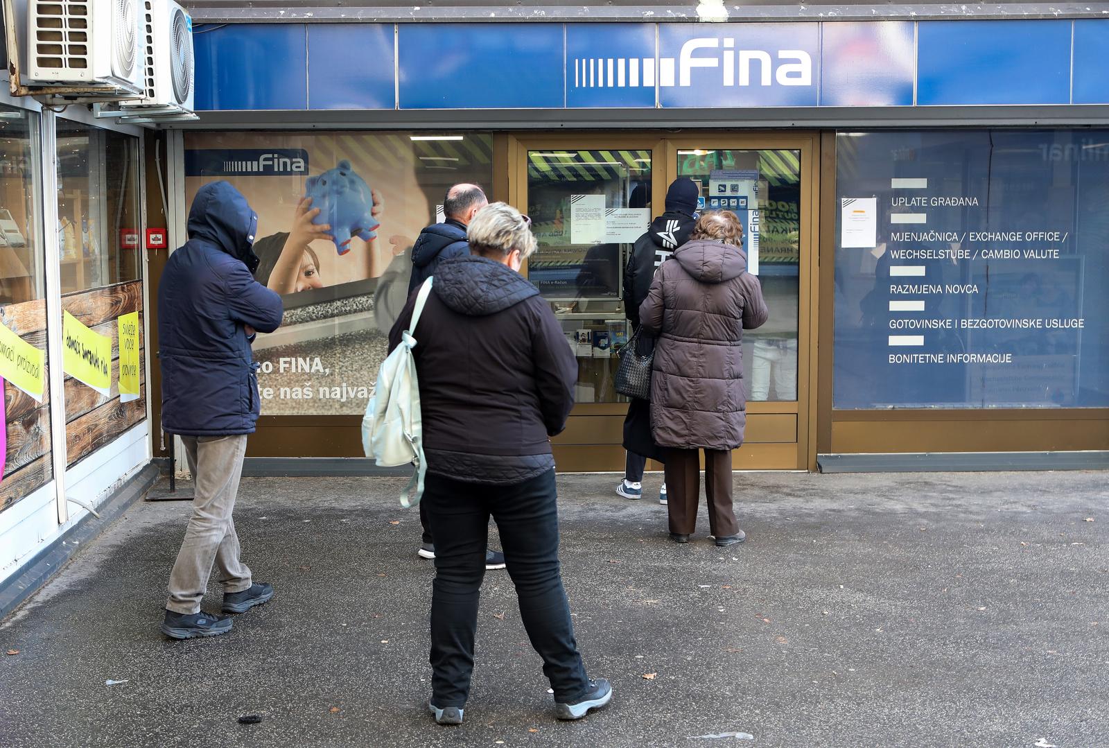 Zagreb: Gužve ispred banaka zbog konverzije kune u euro