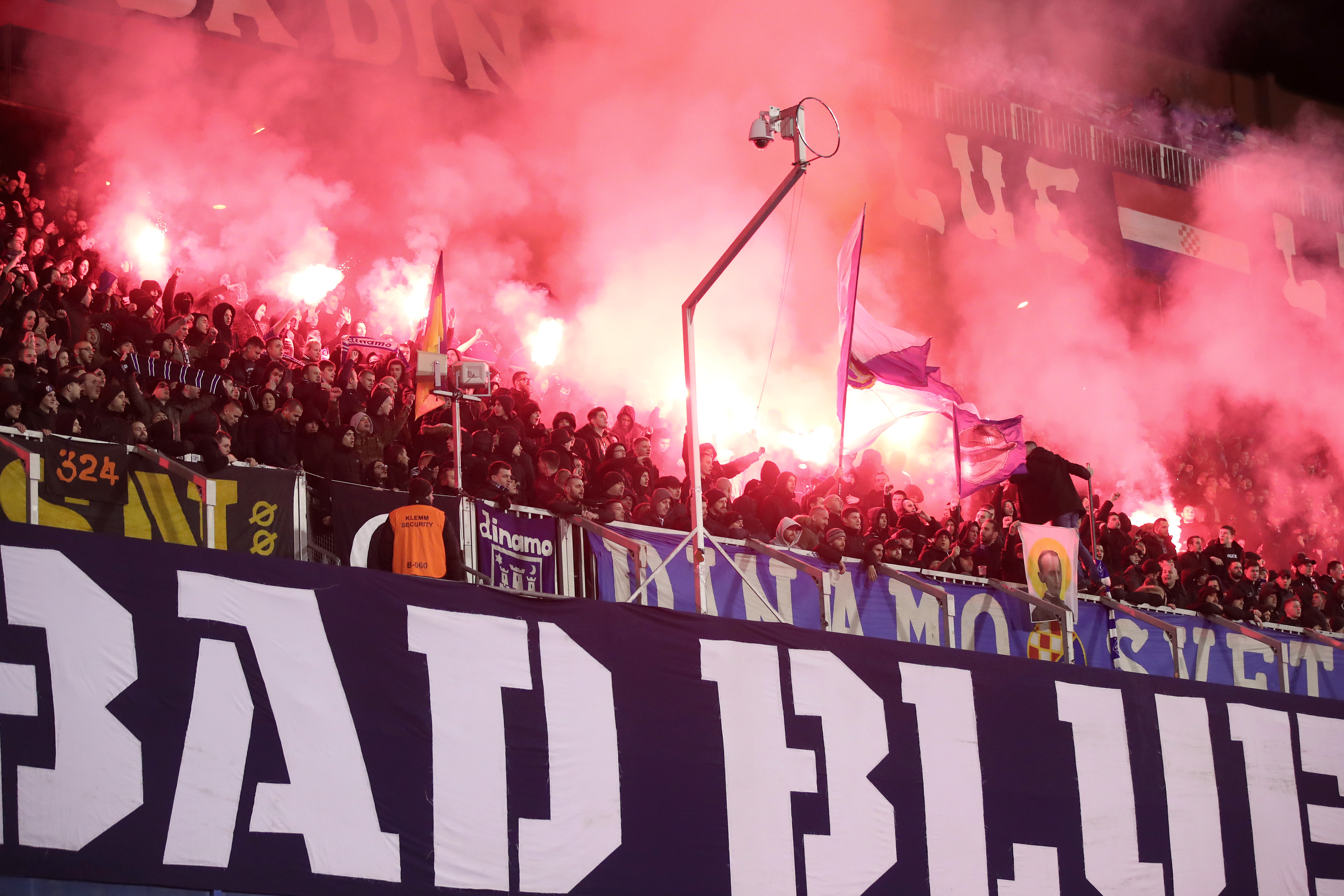 Bakljada Bad Blue Boysa na utakmici Dinamo - Osijek