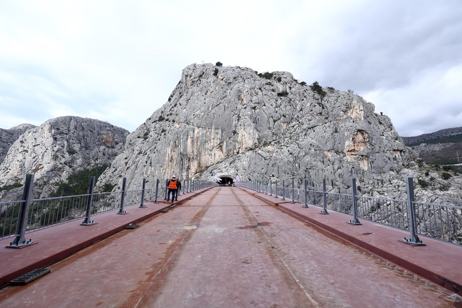 Most iznad Cetine uoči početka svečanosti spajanja mosta