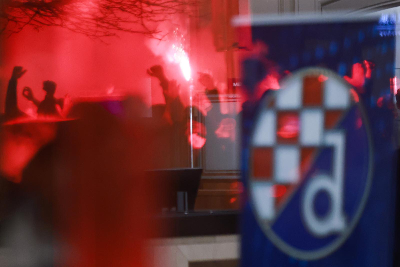 Zagreb: Izlazak skupštinara iz hotela nakon završene skupštine