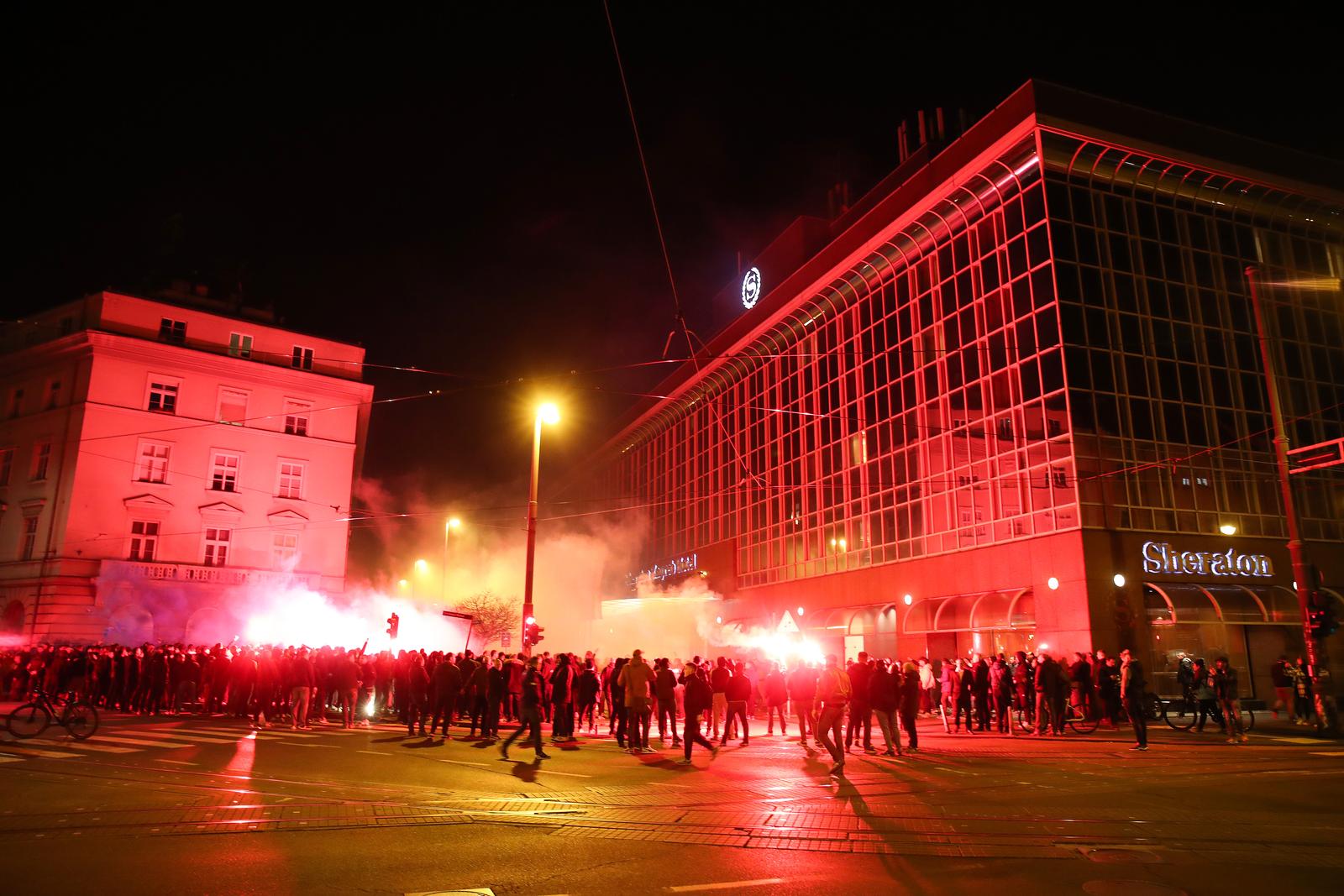 Zagreb: Bad Blue Boys ispred hotela pale bakle i navijaju dok traje skupština Dinama
