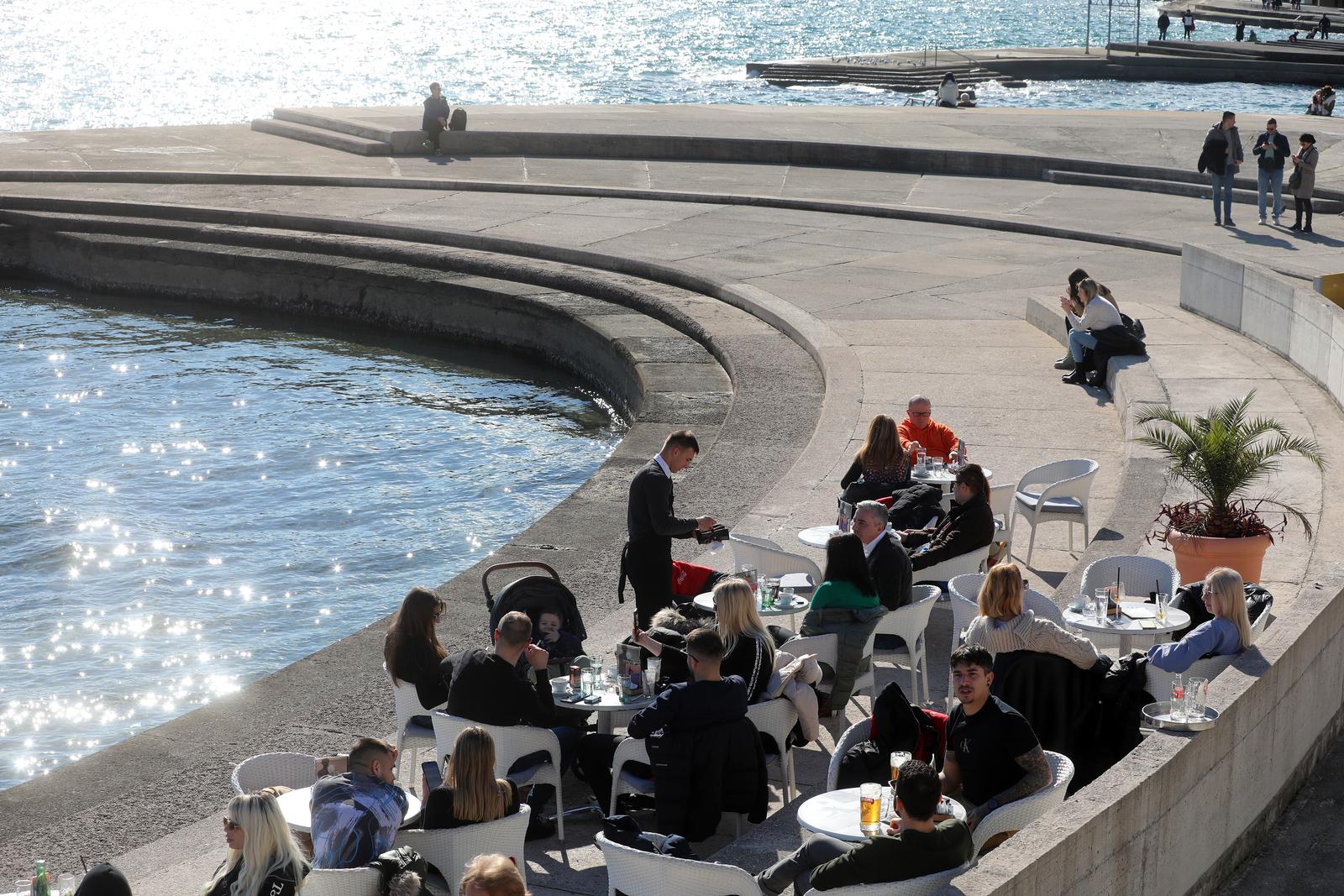 Opatijska rivijera puna je gostiju koji uživaju u sunčanoj nedjelji