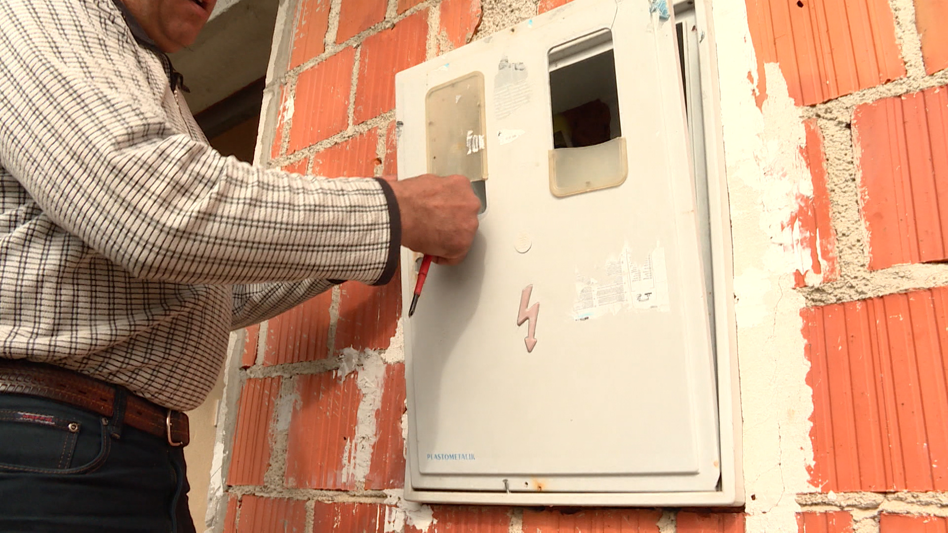 ZG-OBITELJ BEZ STRUJE PKG-TOM-1(20230313-180027337).mxf.00_00_04_17.Still001