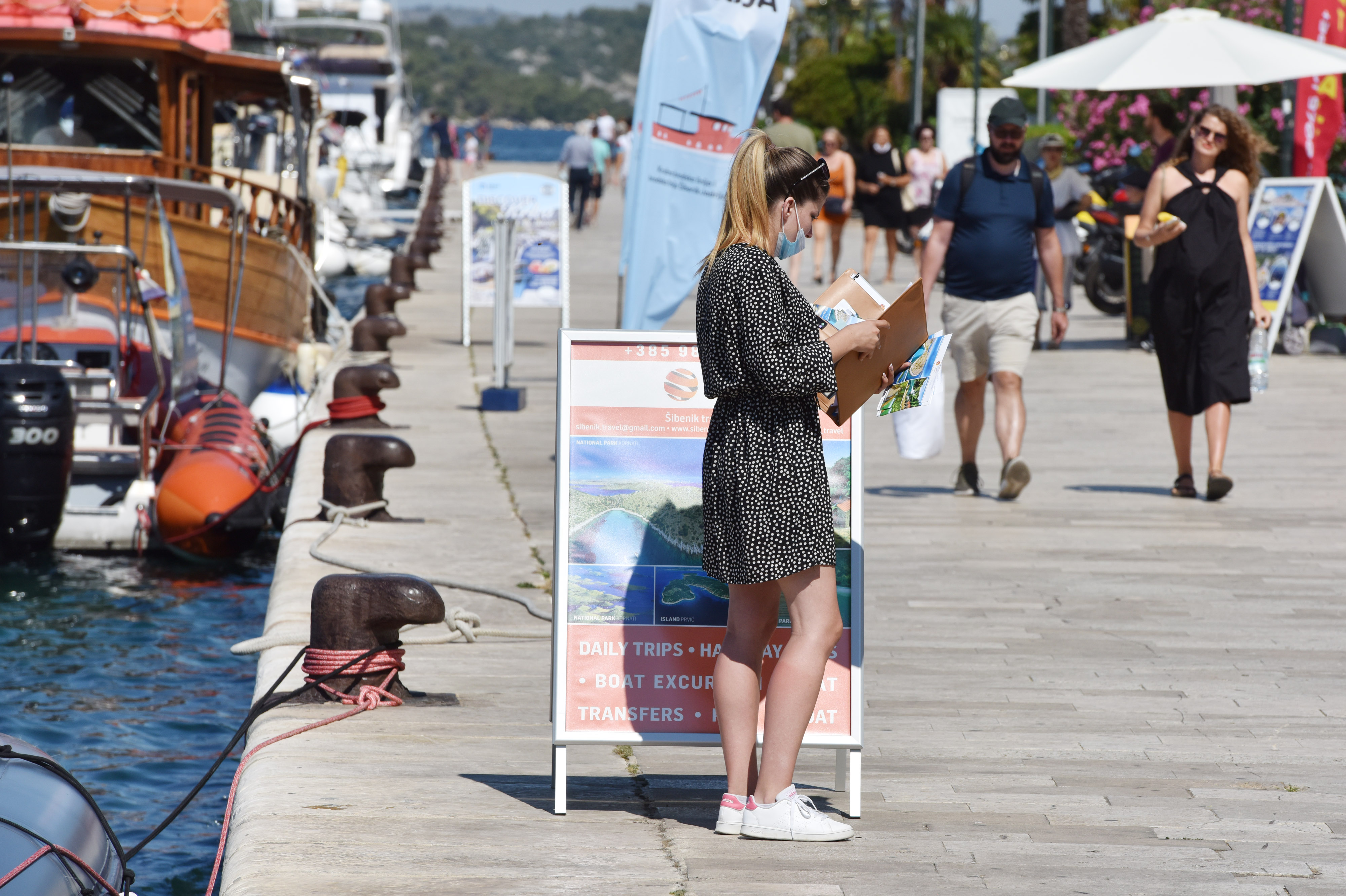 Šibenik: Turistički radnici na rivi nude izlete brodovima na otoke Šibenskog arhipelaga