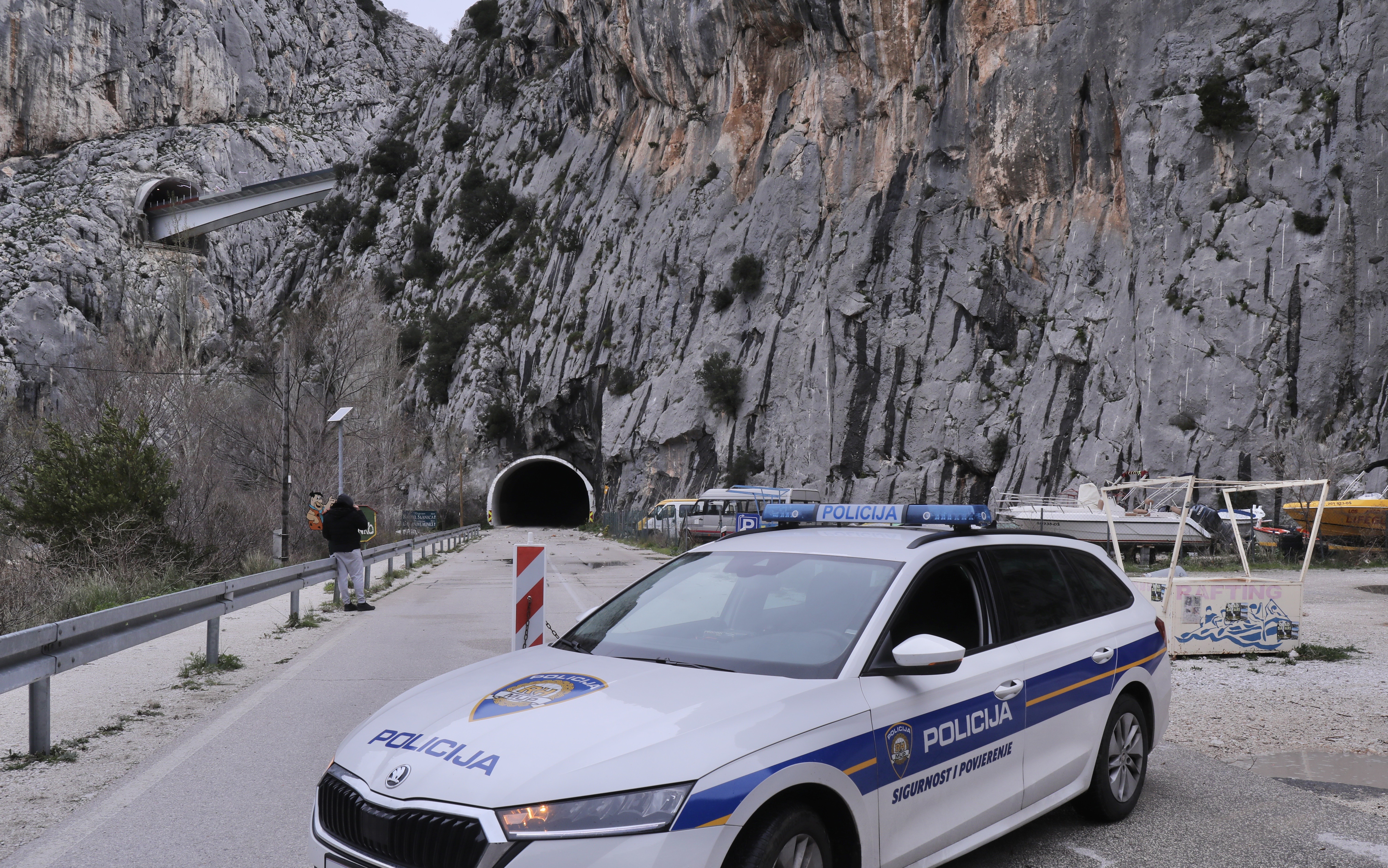 Odron u Omišu: Kamenje palo na automobil, vozač ozlijeđen