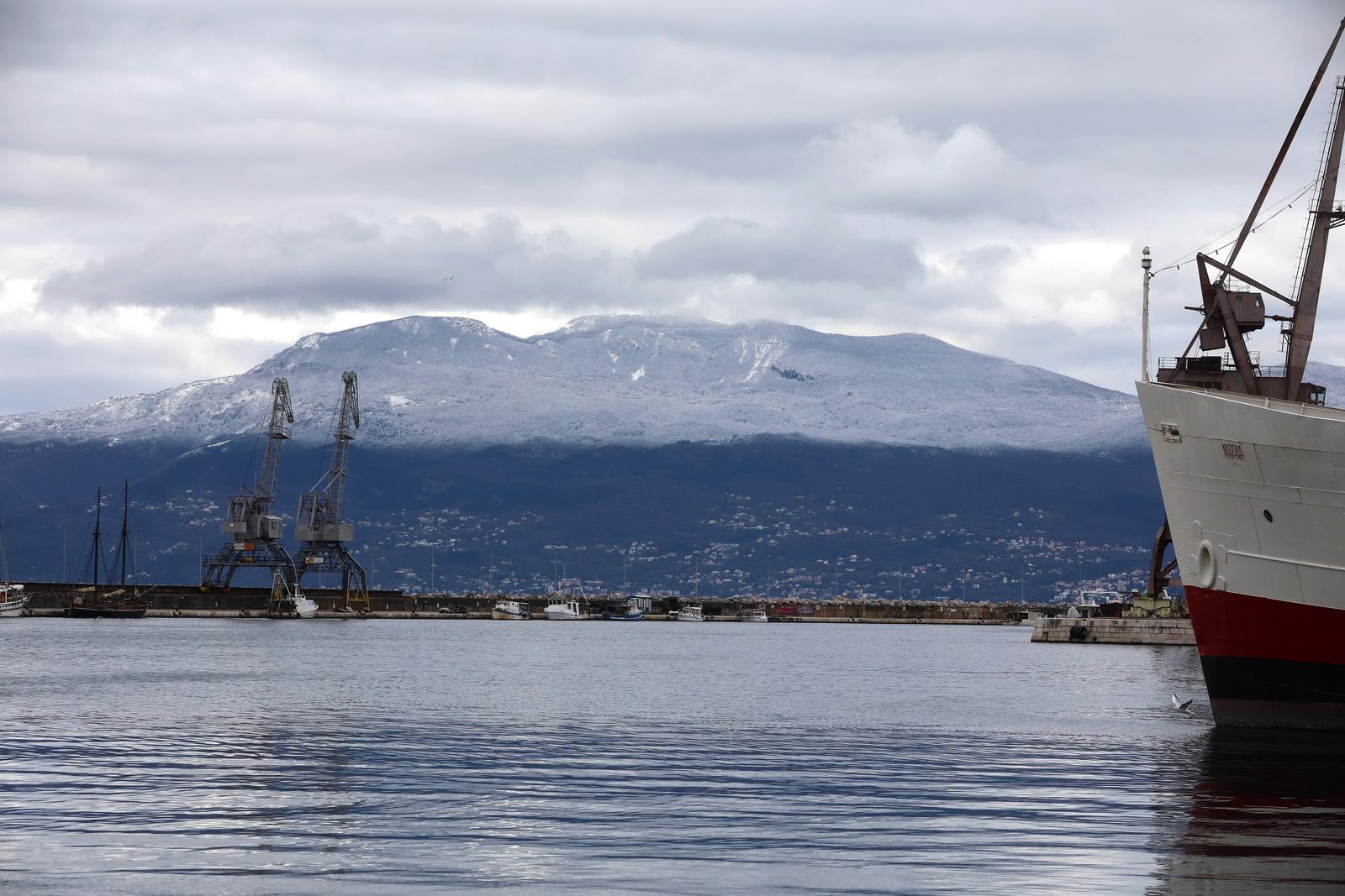 Pogled na Učku prekrivenu snijegom