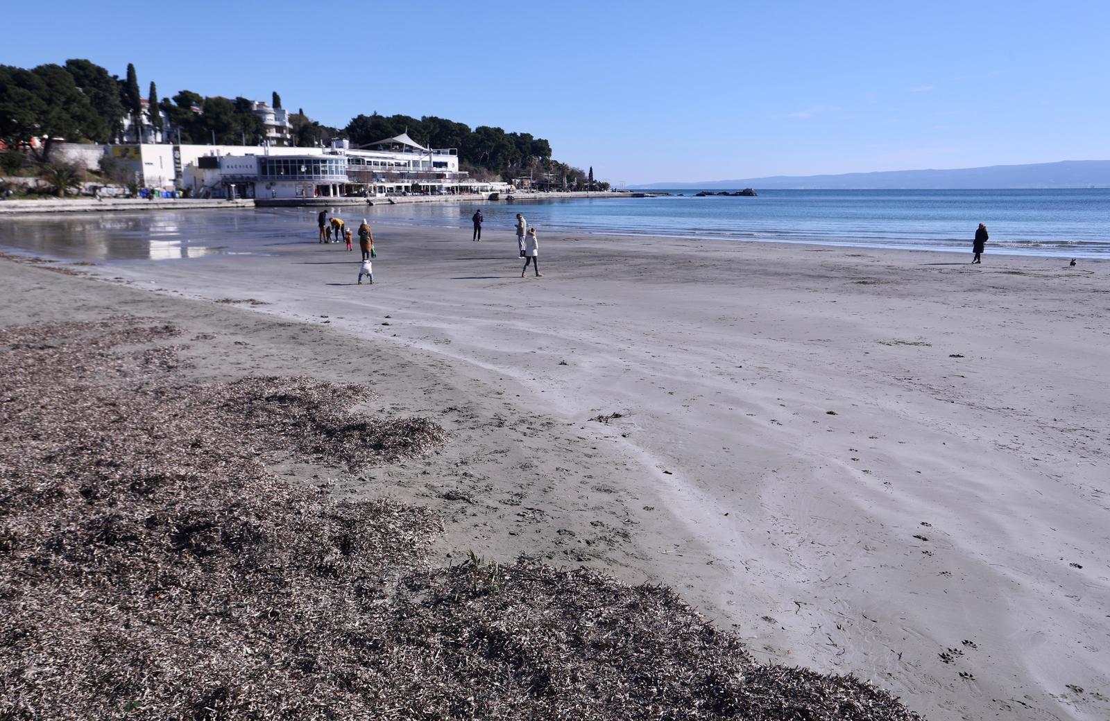 Split: Velika oseka na plaži Bačvice