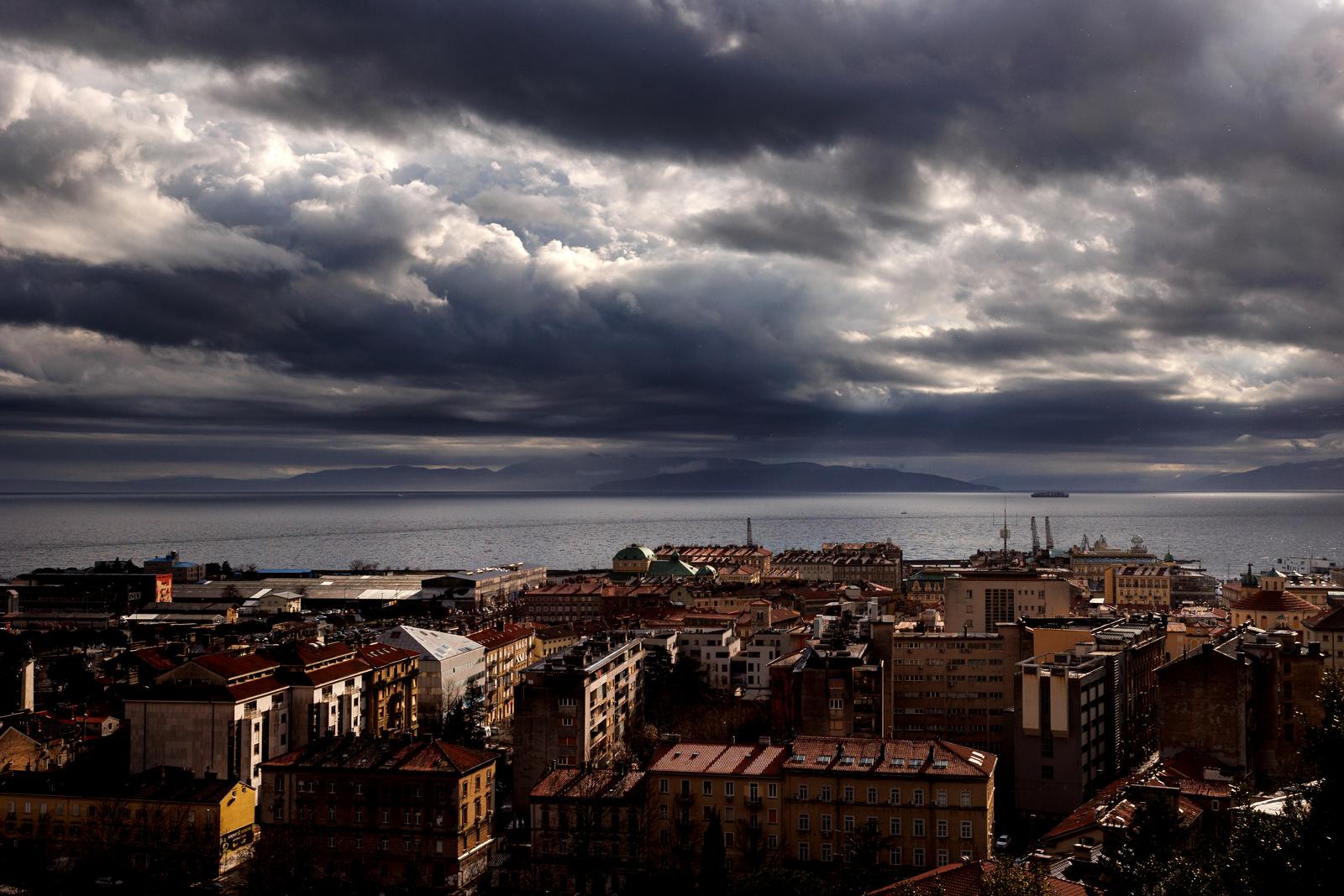 Igra sunca, oblaka i kiše nad Rijekom