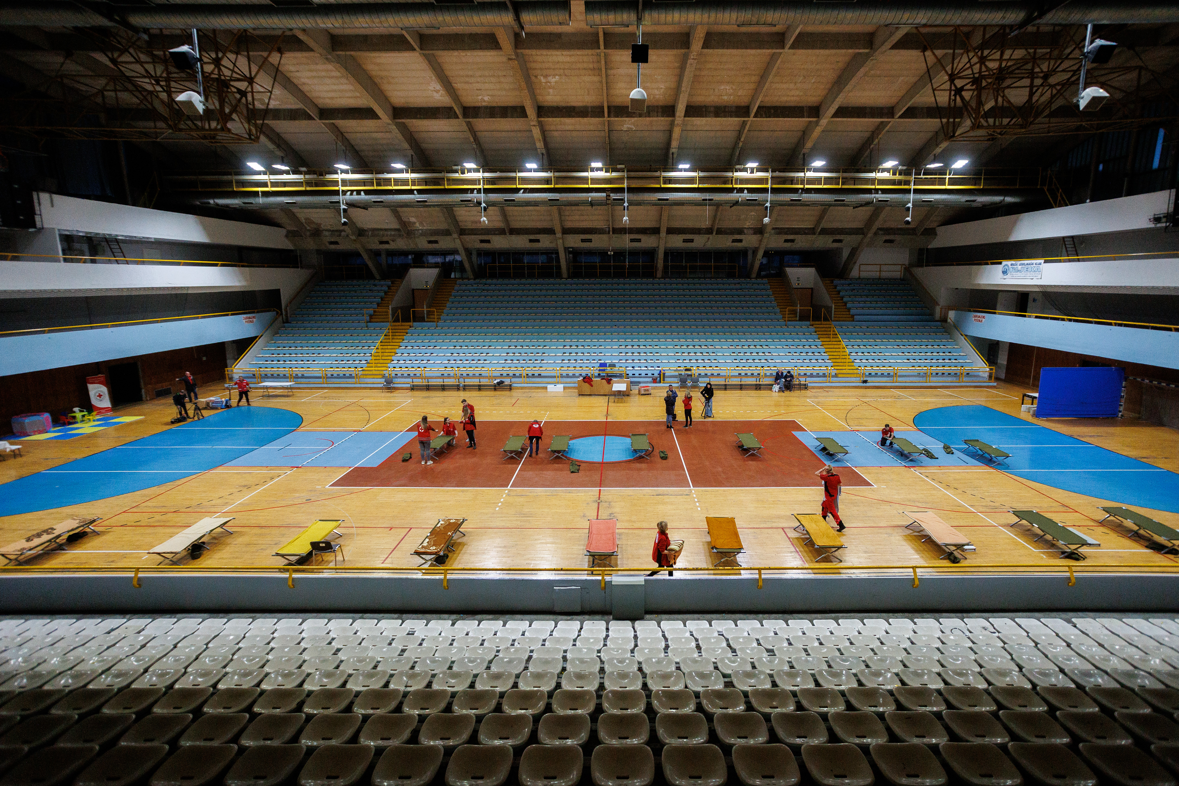 Rijeka: Priprema dvorane za prihvat ljudi smještenih u crvenoj zoni