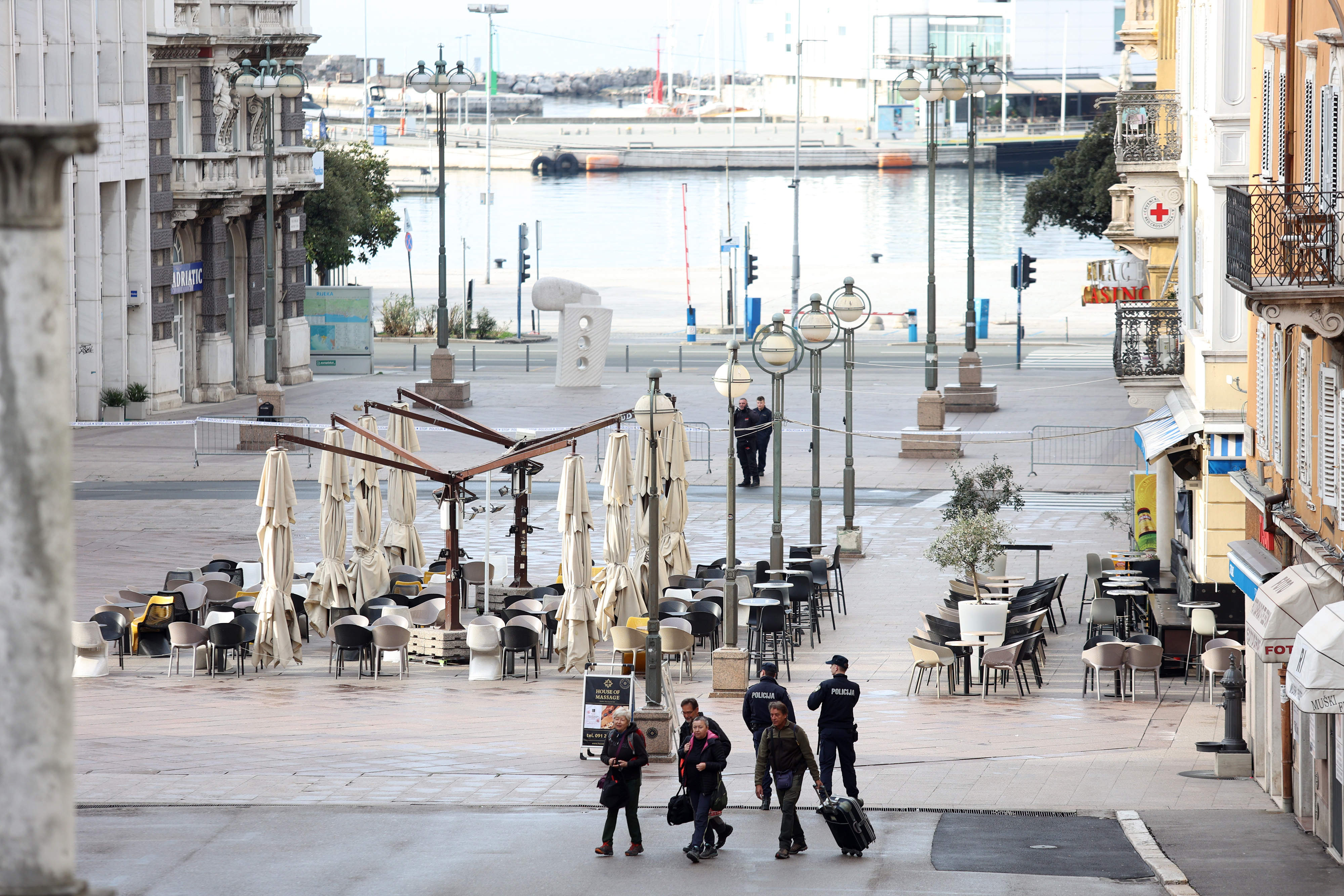 Rijeka: Počela operacija vađenja mine iz podmorja luke