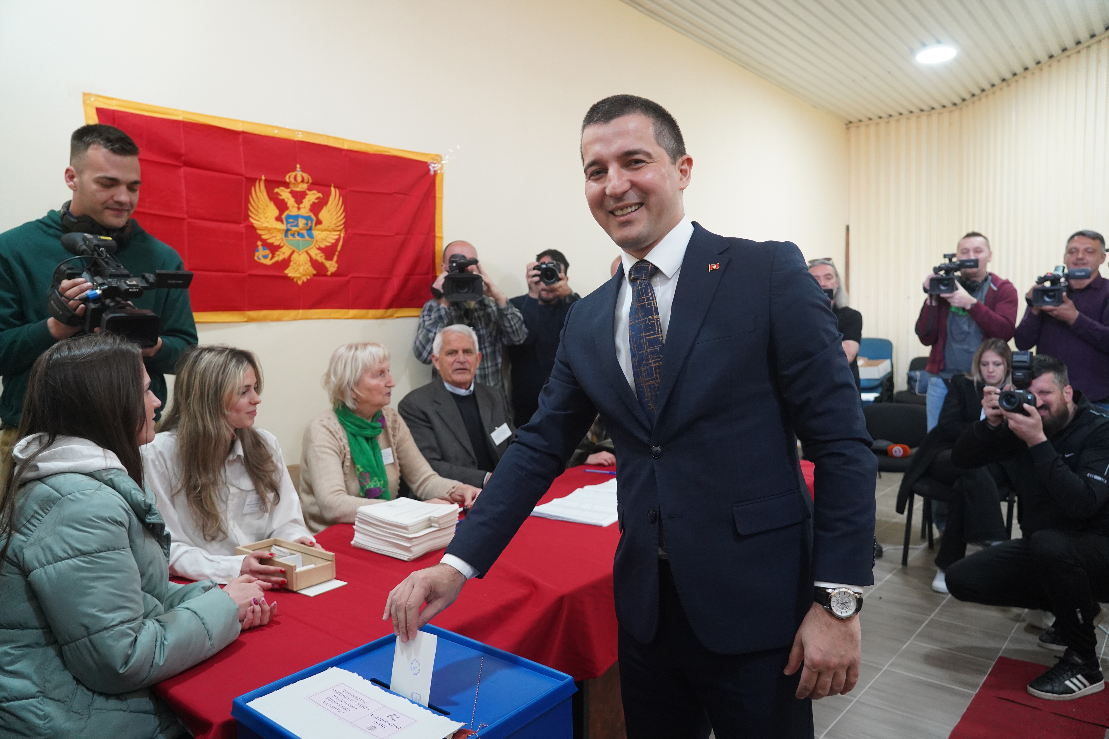 Podgorica: Predsjednički kandidat Demokrata Aleksa Bečić glasovao u Mjesnoj zajednici Zabjelo