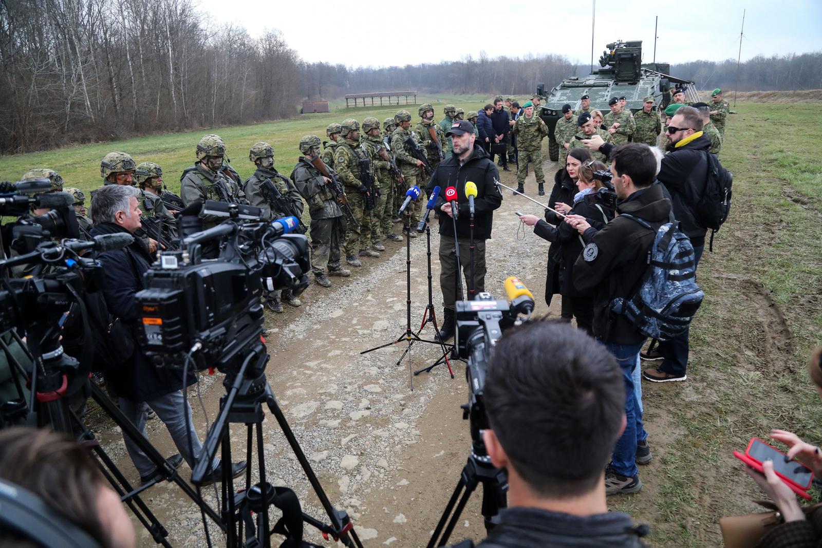 Prezentacija upotrebe napredno taktičkog radio uređaja "Takrad" u vojarni u Petrinji