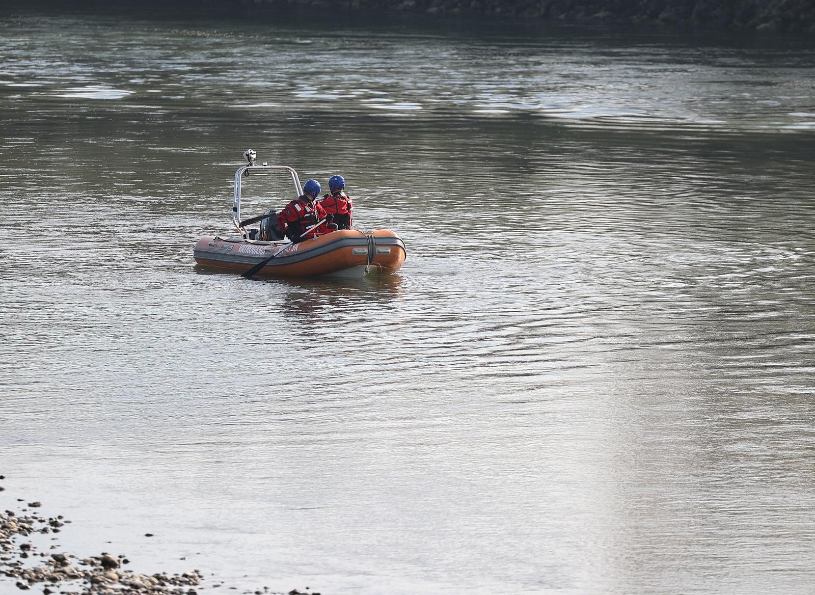 Zagreb: Ronici JVP-a Zagreb pretražuju rijeku Savu u potrazi za nestalom osobom