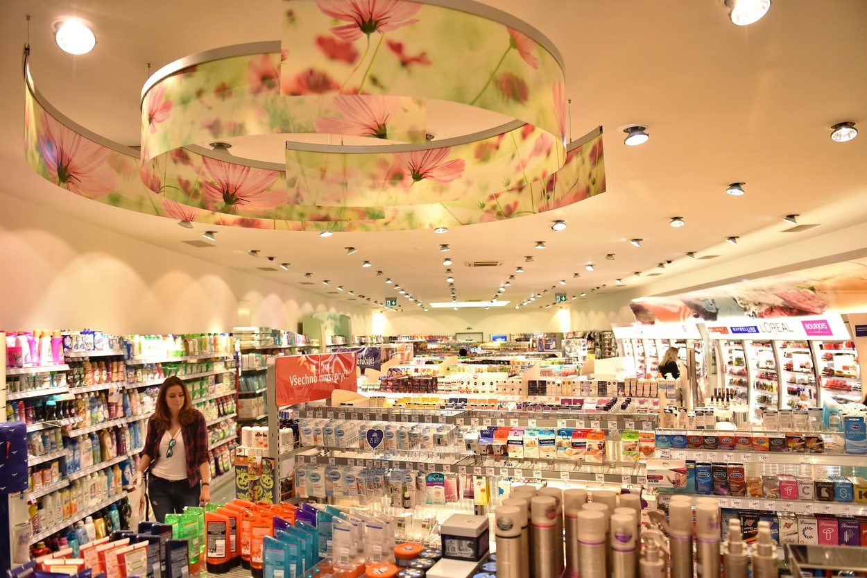 dm drogerie markt, prodejna, obchod, prodej, zákazník, žena, kosmetika