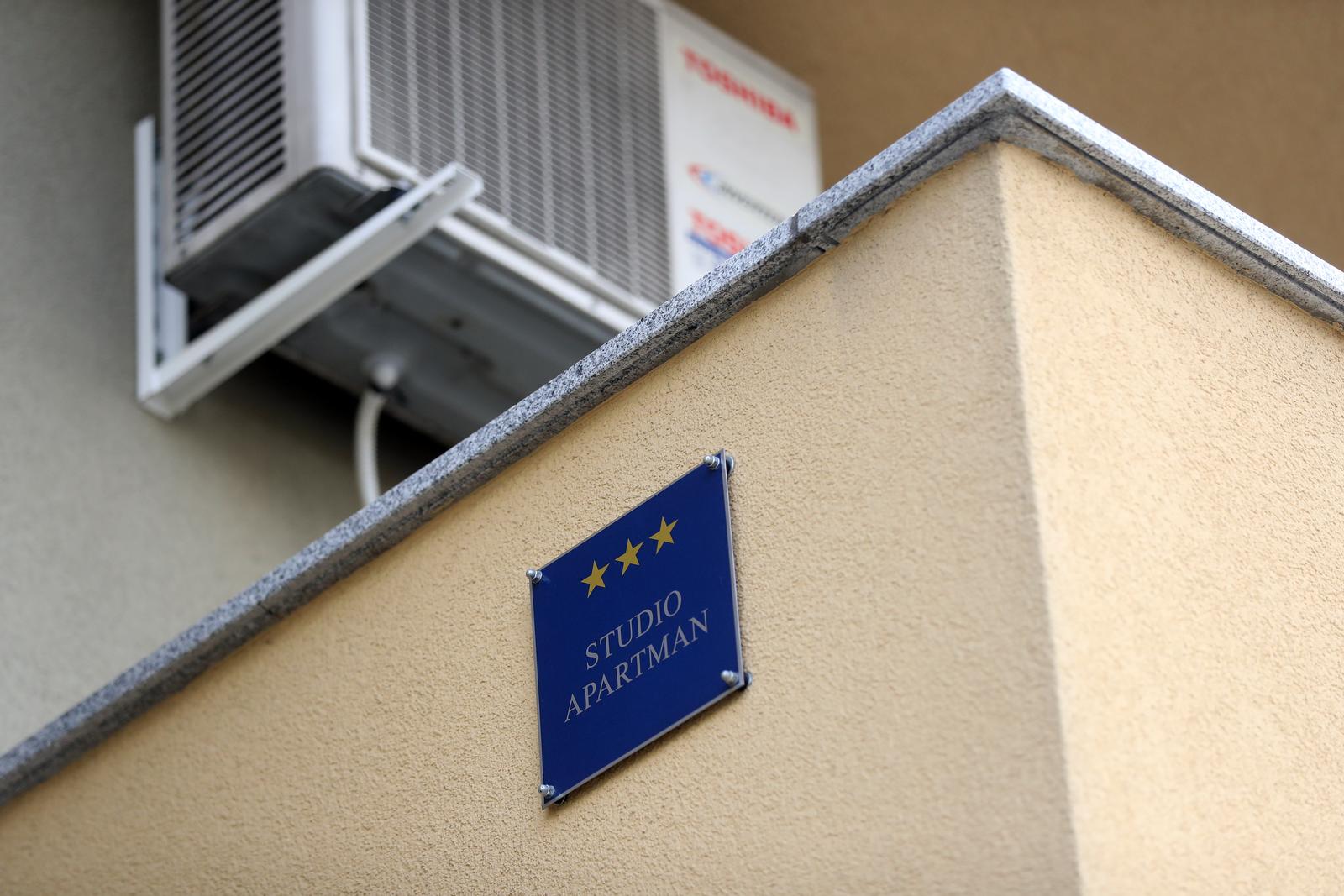 Turisti?ke table s natpisom apartmana