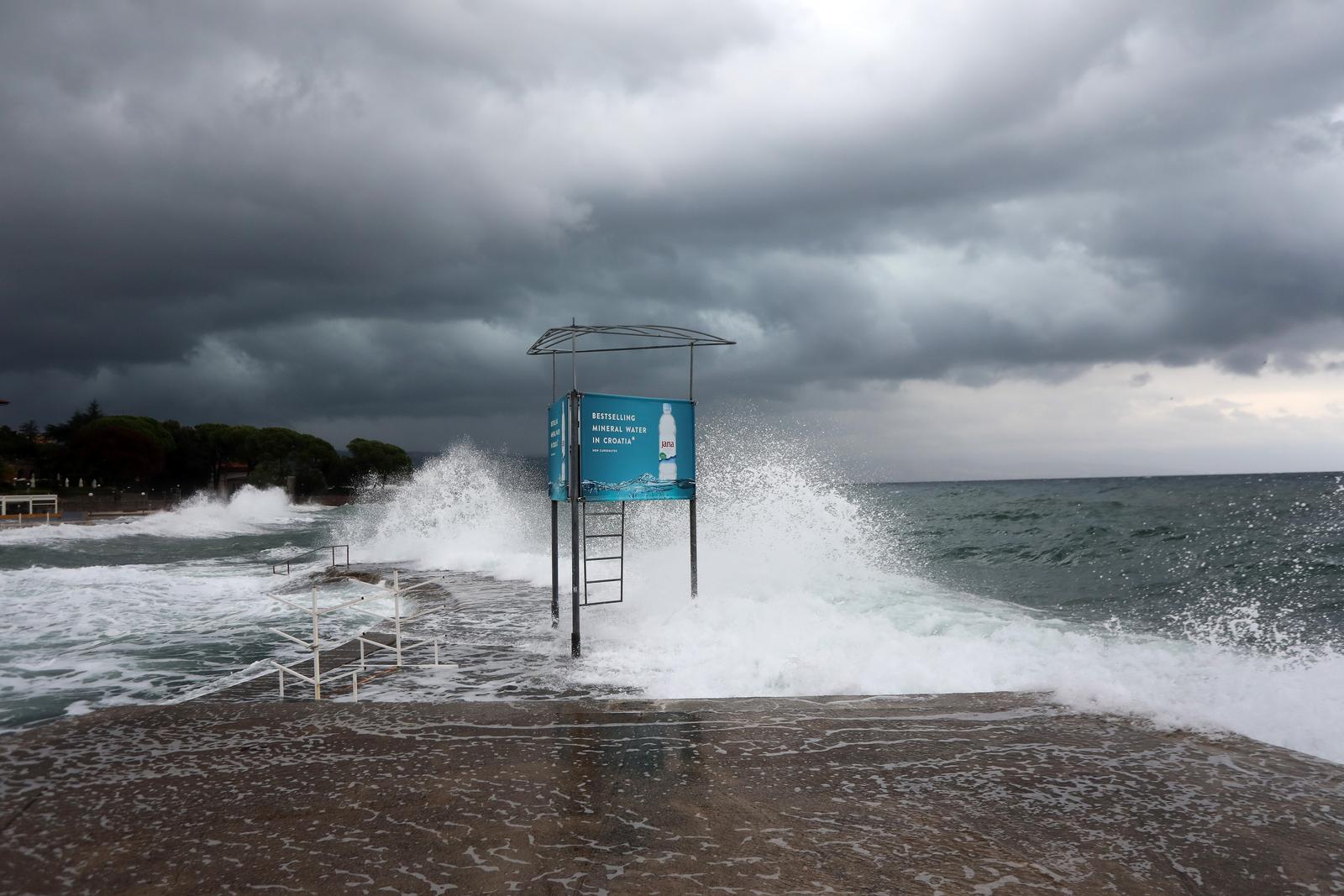 Olujno jugo u Opatiji