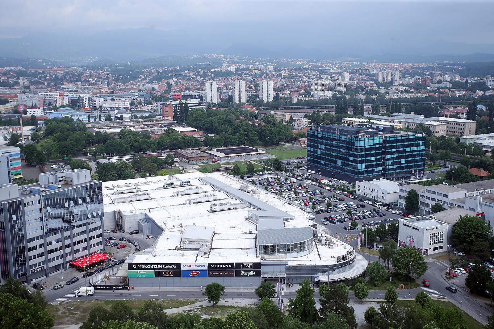 Pogled na panoramu Zagreba sa zadnjeg kata nebodera Zagrebtower